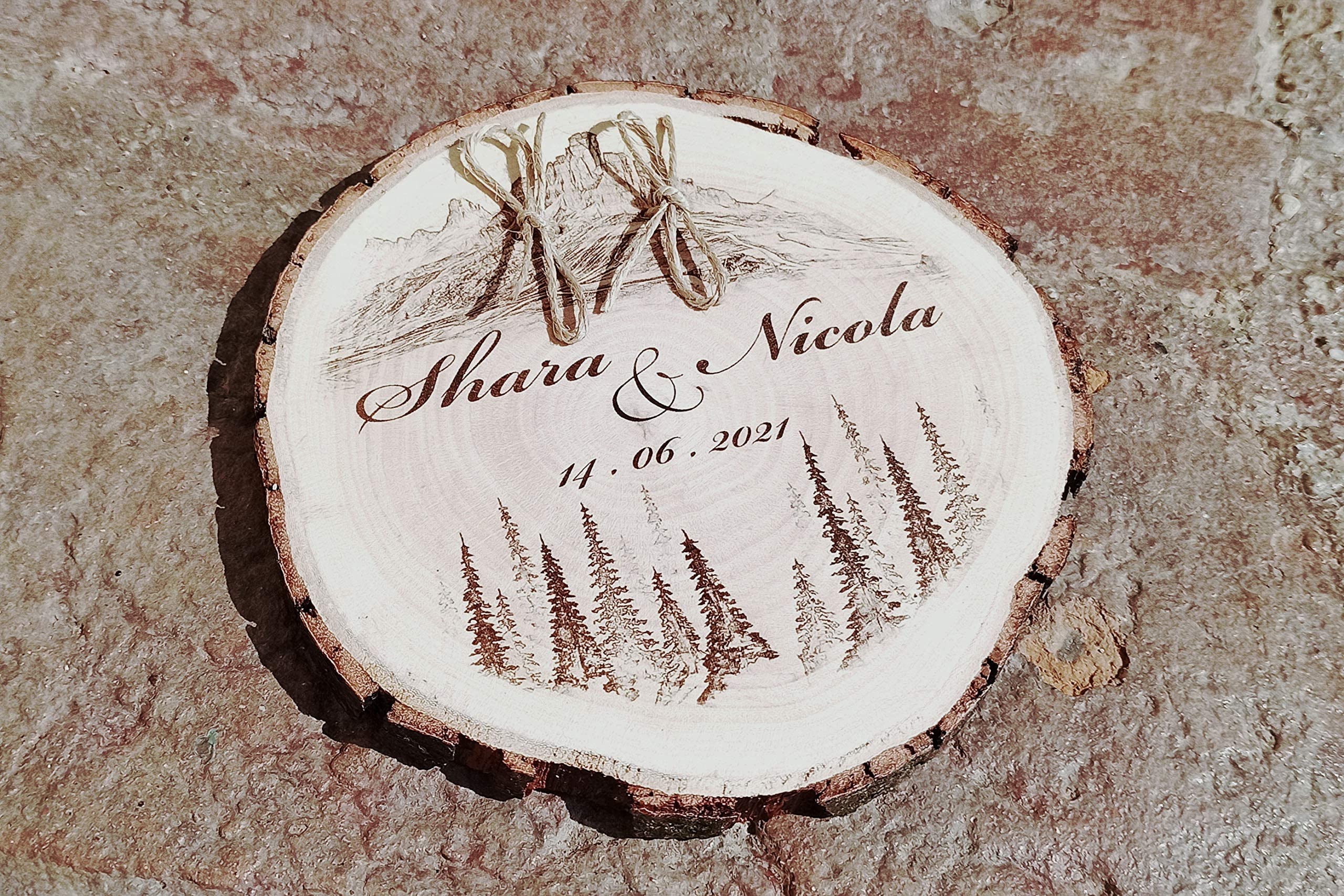 Generico Porta FEDI su Fetta di Legno 15/20 cm, Tema Alpino, Montagna, portafedi Personalizzato per Matrimonio o Altro Evento Speciale Anniversario, FEDI Nuziali