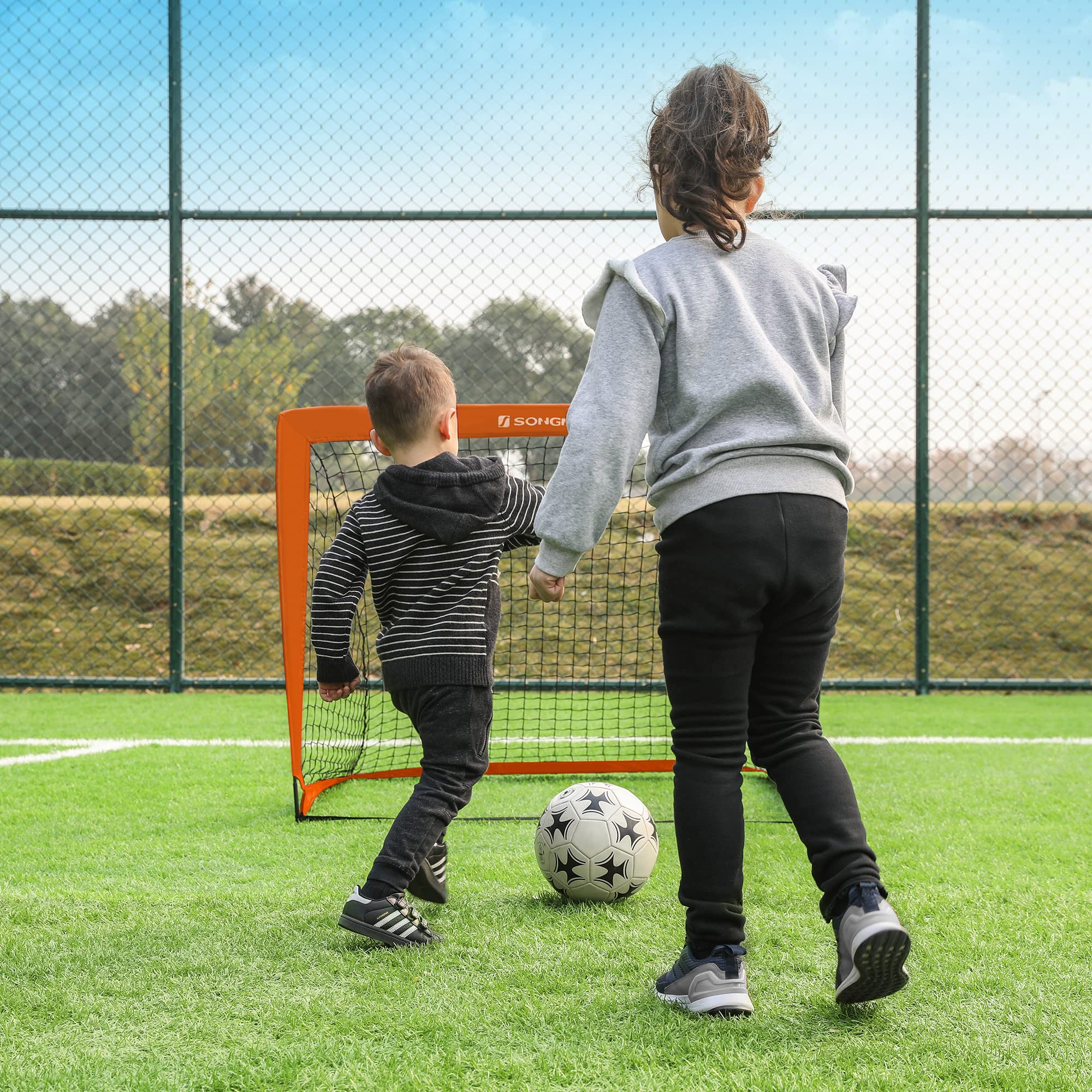 SONGMICS Porta da Calcio per Bambini, Set di 2, Obiettivo di Calcio Portatile e Pieghevole, per Giardino, Parco, Spiaggia, Struttura in Fibra di Vetro Elastico