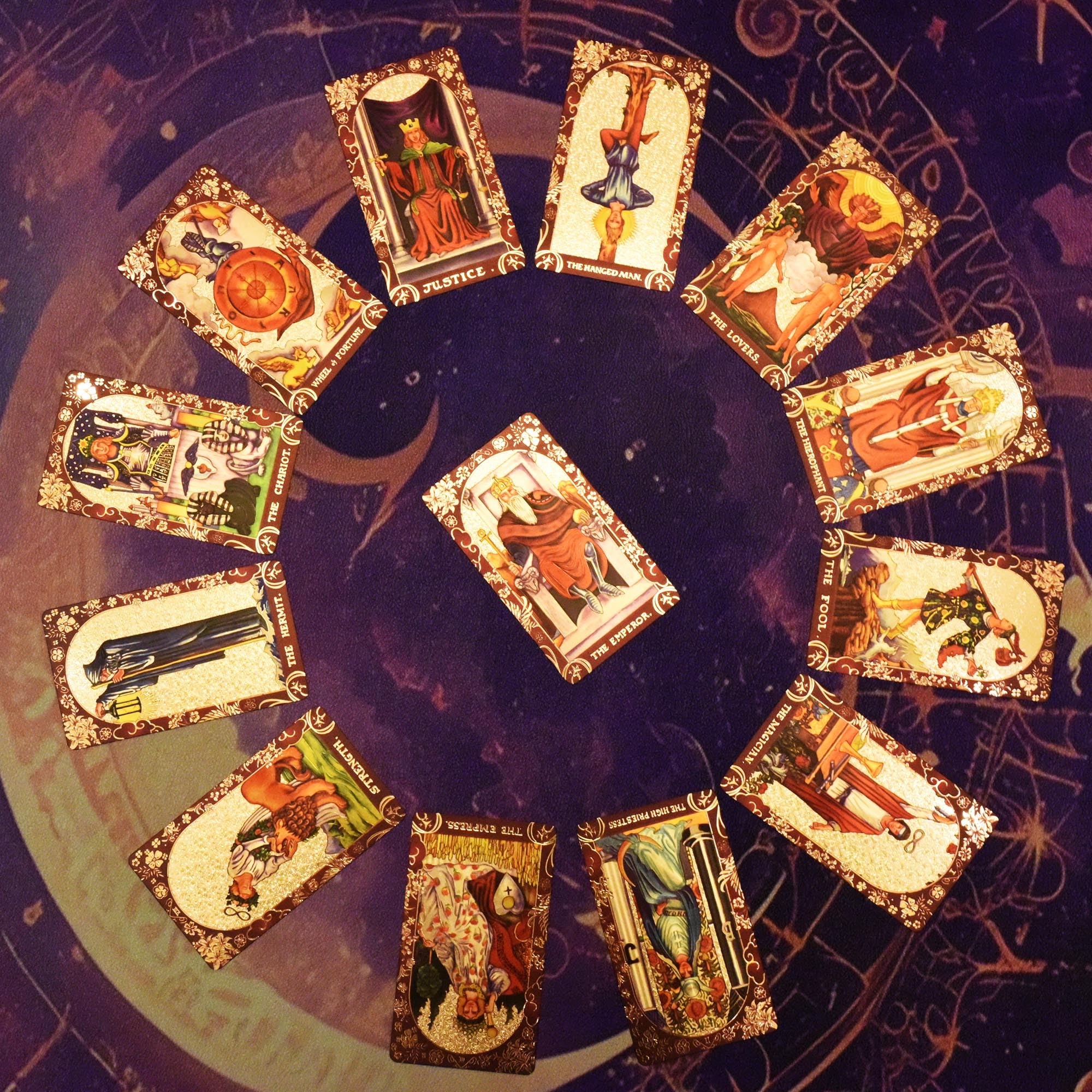 YIMINGOUFEI Baraja de Tarot de Papel de Aluminio Rojo Vino Inglés, 78 Cartas + 2 Tarjetas de Colección, con 36 Páginas de Guía de Color Inglés, Impresión Holográfica Esmerilada de PVC — view 6