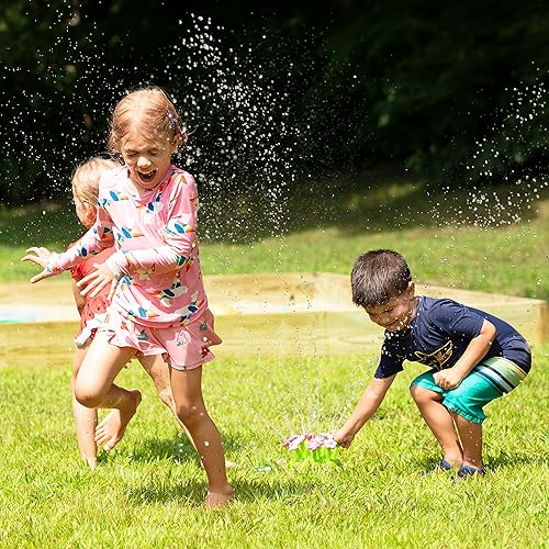 Miniatura 5 de Rociador de juguete de pétalos de flores Melissa & Doug con accesorio para manguera.