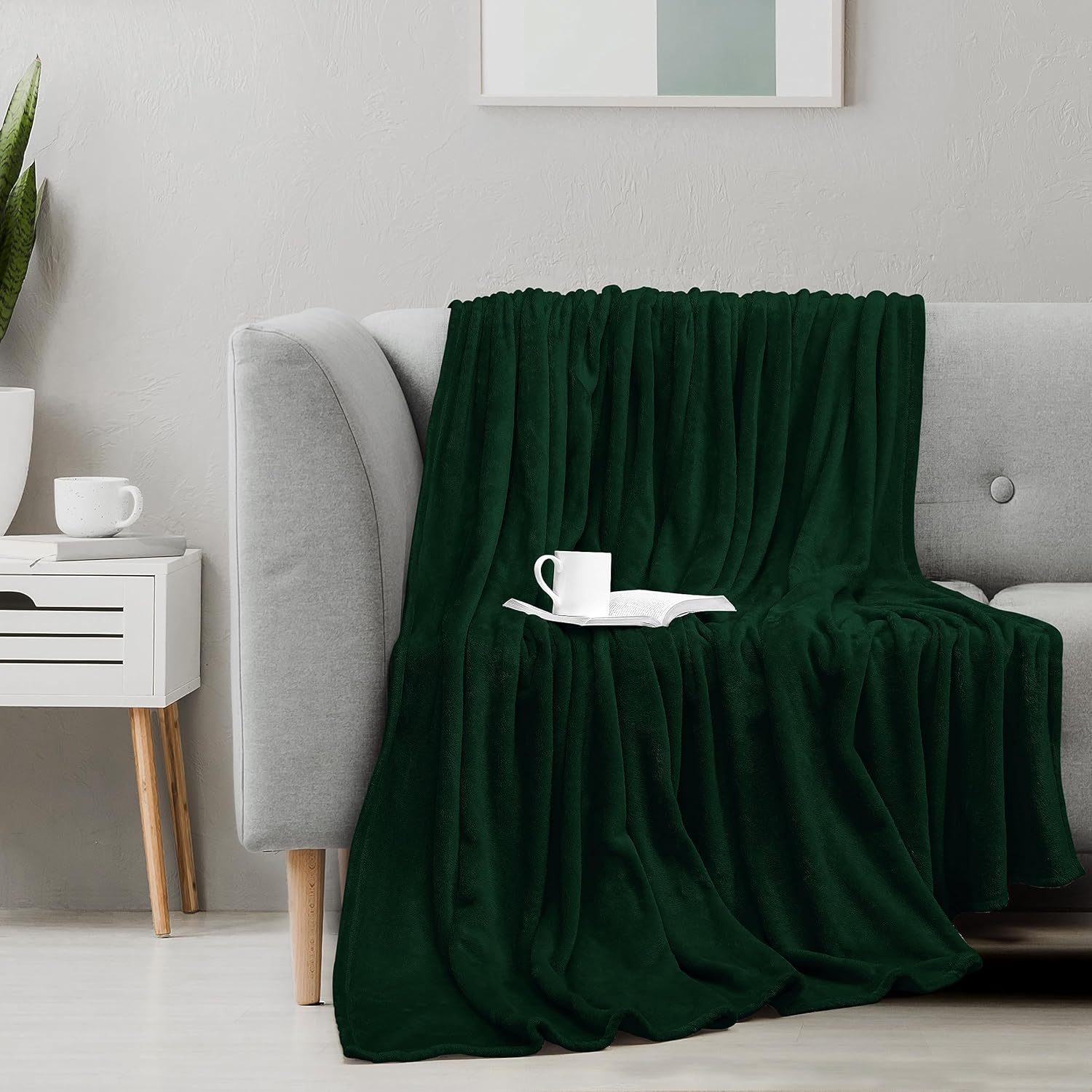 Utopia Bedding Forest Green Fleece Blanket Full Size Lightweight Fuzzy Soft Anti-Static Microfiber Bed Blanket (90x84 Inch)