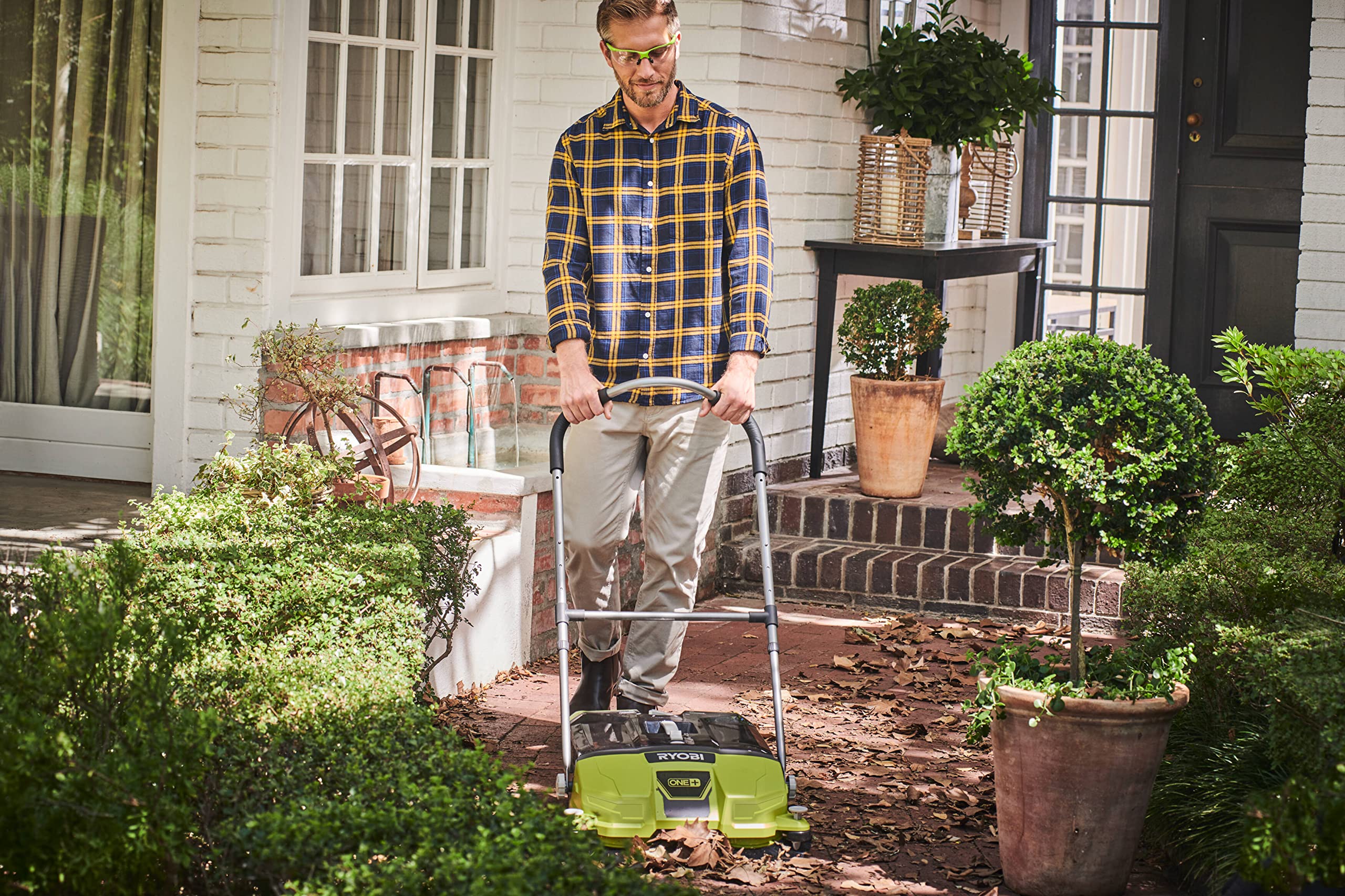 Ryobi Kabellos Akku-Kehrmaschine (18 V, Kehrbreite 53 cm, Kickschalter, Auffangbehälter 17 l, ohne Akku) R18SW3, Grün & RAKDSB02 Ersatzbürsten, 2 Stück