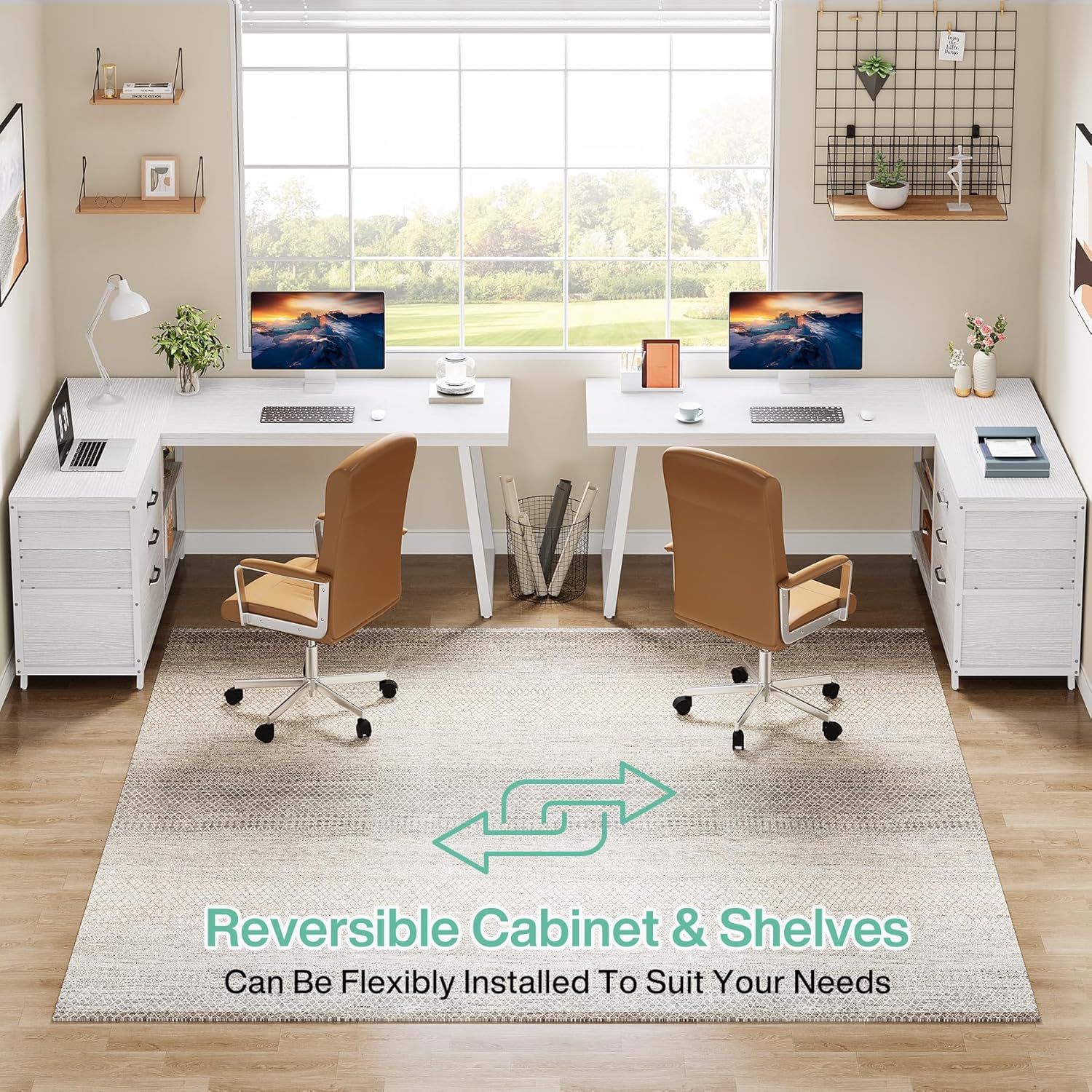 Эки Tribesigns L формасындагы столдор, бири оң жагында, экинчиси сол жагында шкафы бар, тескери шкафты жана текчелерди орнотууну көрсөтөт.