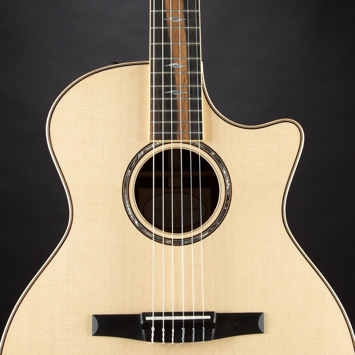 Taylor 814ce-N 吉他琴桥和音孔的特写