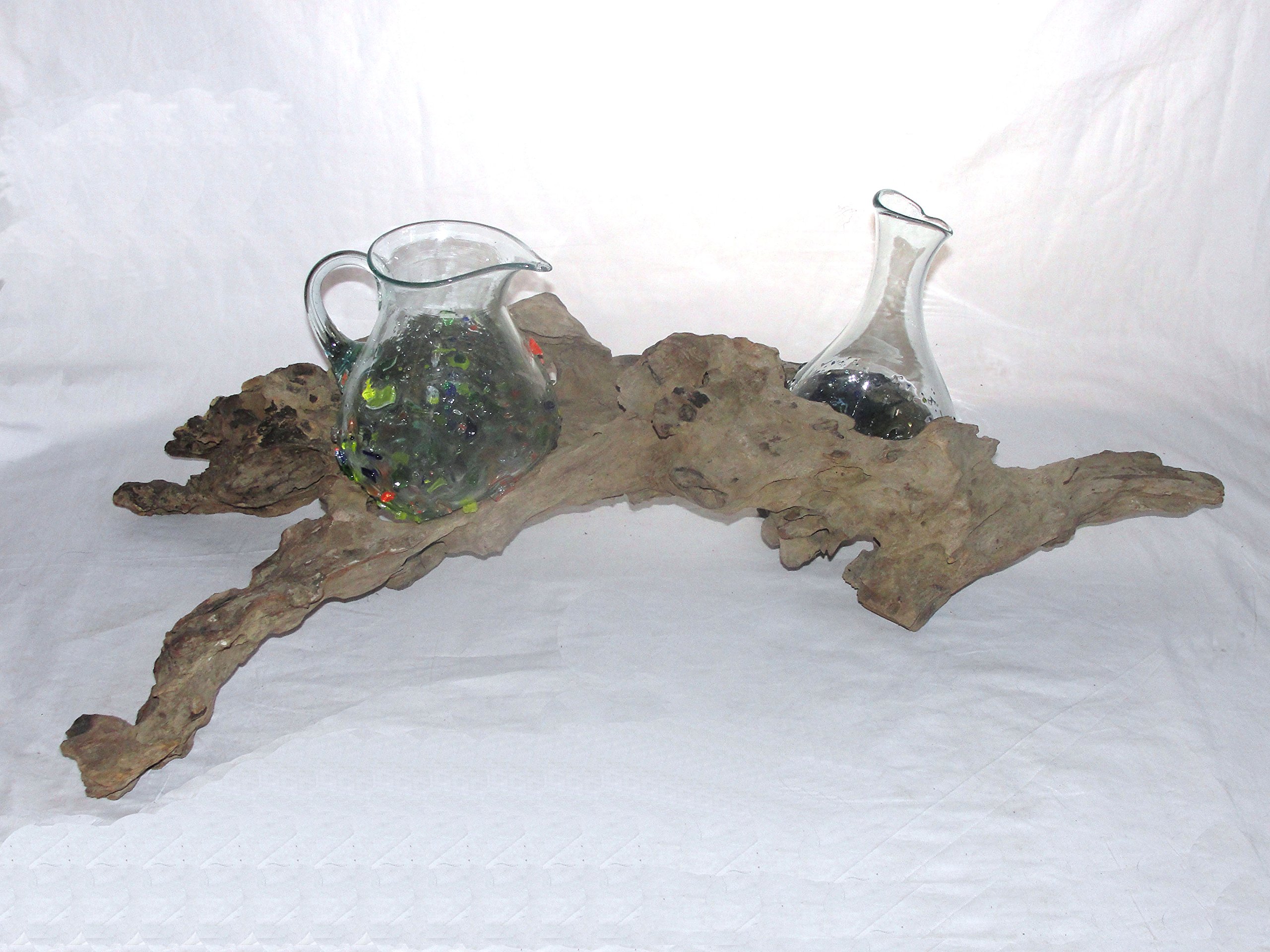 SAWA Komposition von Glaskaraffe und Krug auf Wurzel-Holz/Treib-Holz, Maße ca.: H 31 cm, B 90 cm, individuell aus Recycling Materialeien gefertigt