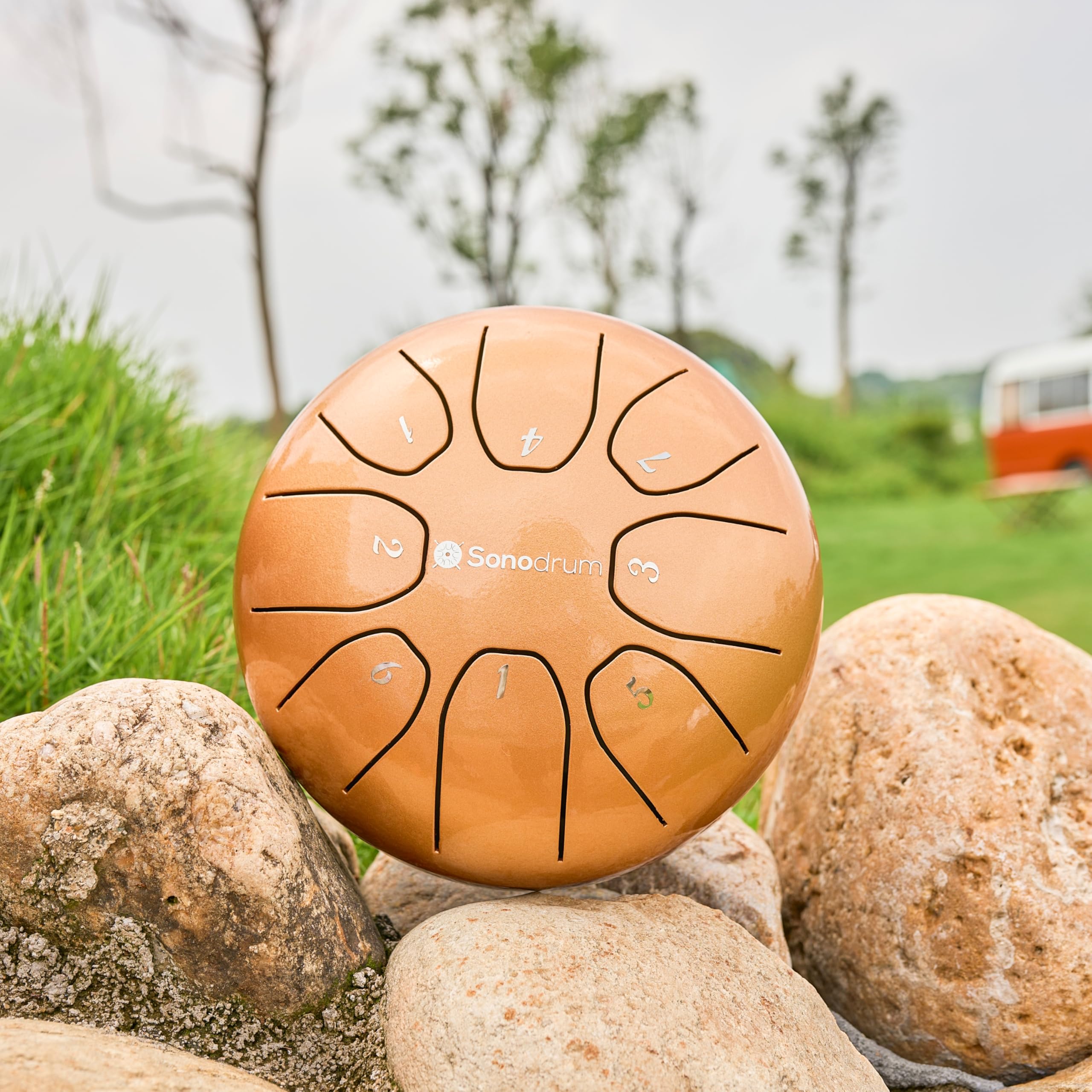 tamburo a lingua d'acciaio 'Standard' in Do Maggiore, oro - 14 cm con 8 note - steel tongue drum con canzoniere, mazzuoli, fingersticks e borsa da trasporto. Senza leggere le note.