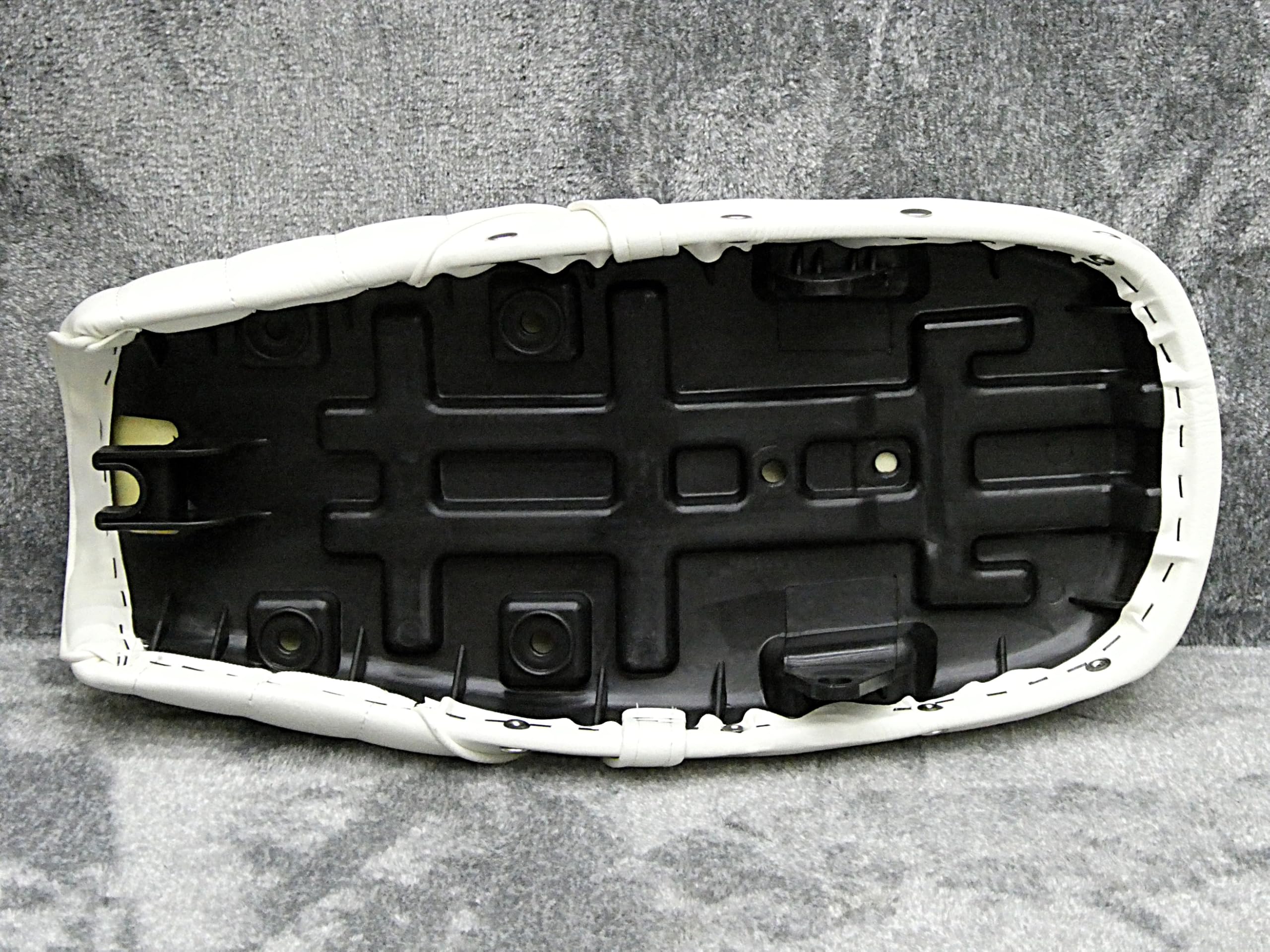 Amazon | エイプ 白皮 鋲打ち タックロールシート/カスタム