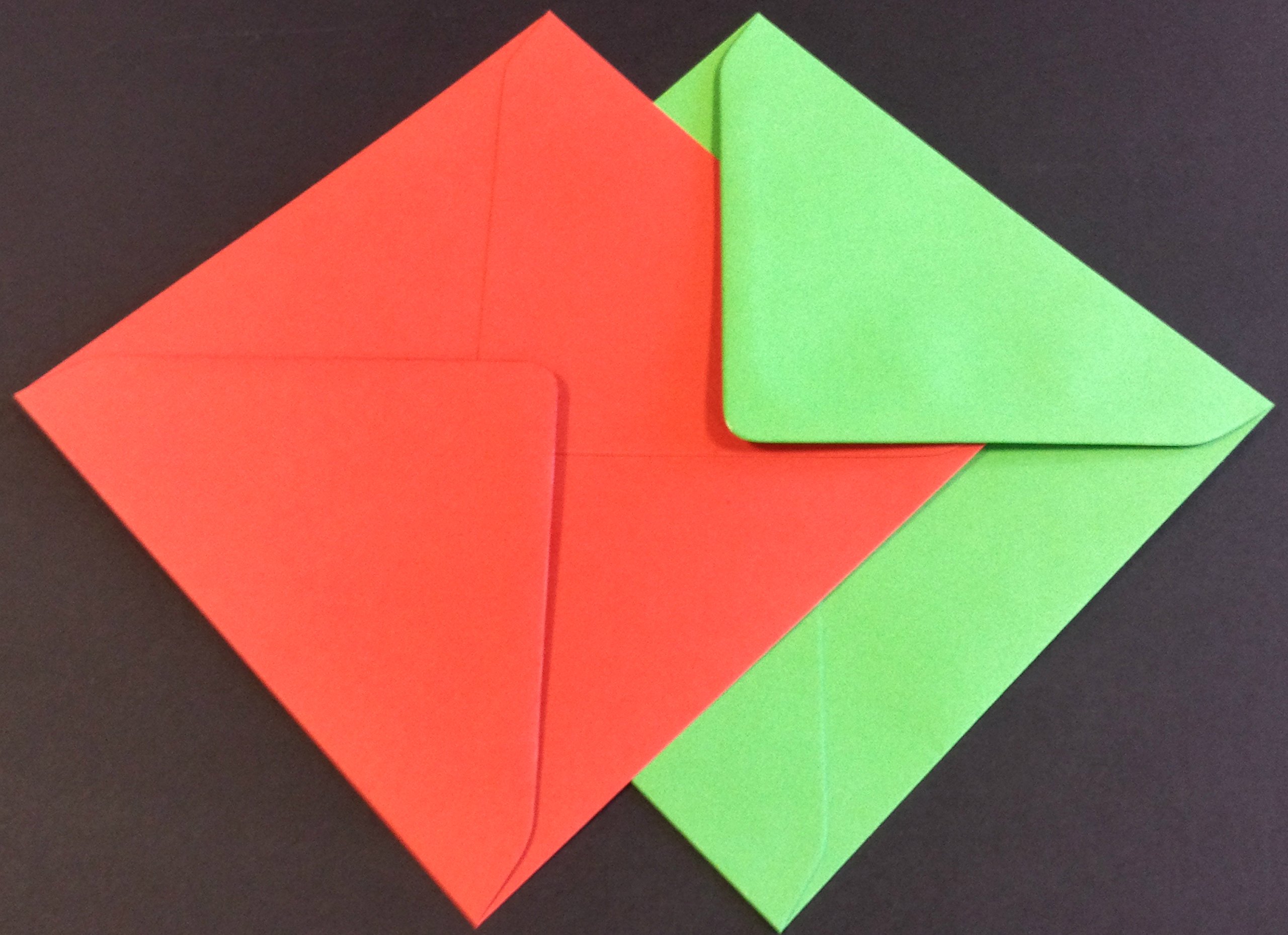 Red & Green Christmas Coloured Mixed Envelopes - Packed by the CandyRushTM Charity - For Xmas Holidays Greetings Cards Crafts Party Invitations (250, 5" Sq - 130 x 130mm)