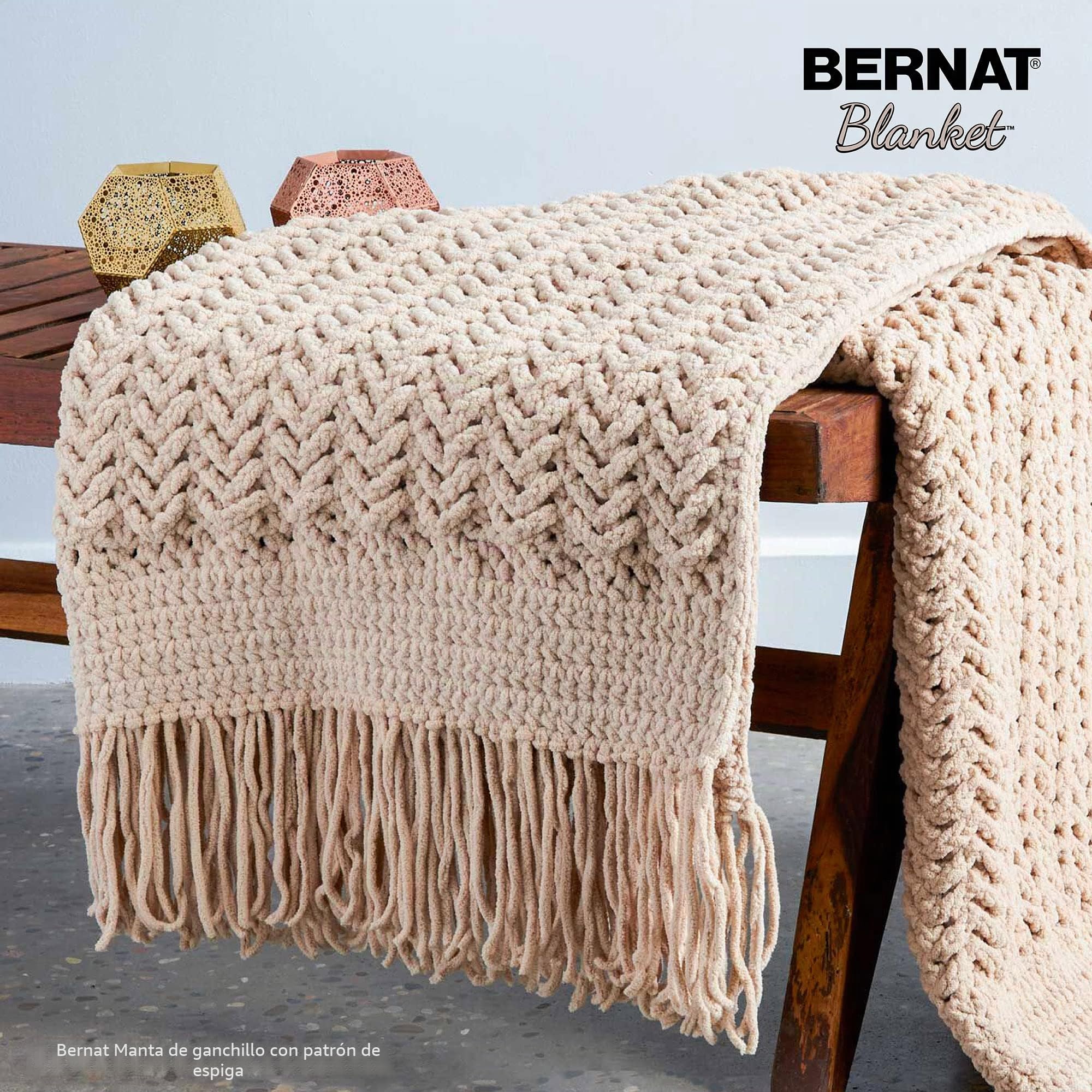 Bernat Blanket White Yarn - Ovillo de lana color blanco, paquete de 2 de 10.5 onzas, poliéster, #6, superesponjoso, 220 yardas, tejido de punto/ganchillo, color blanco