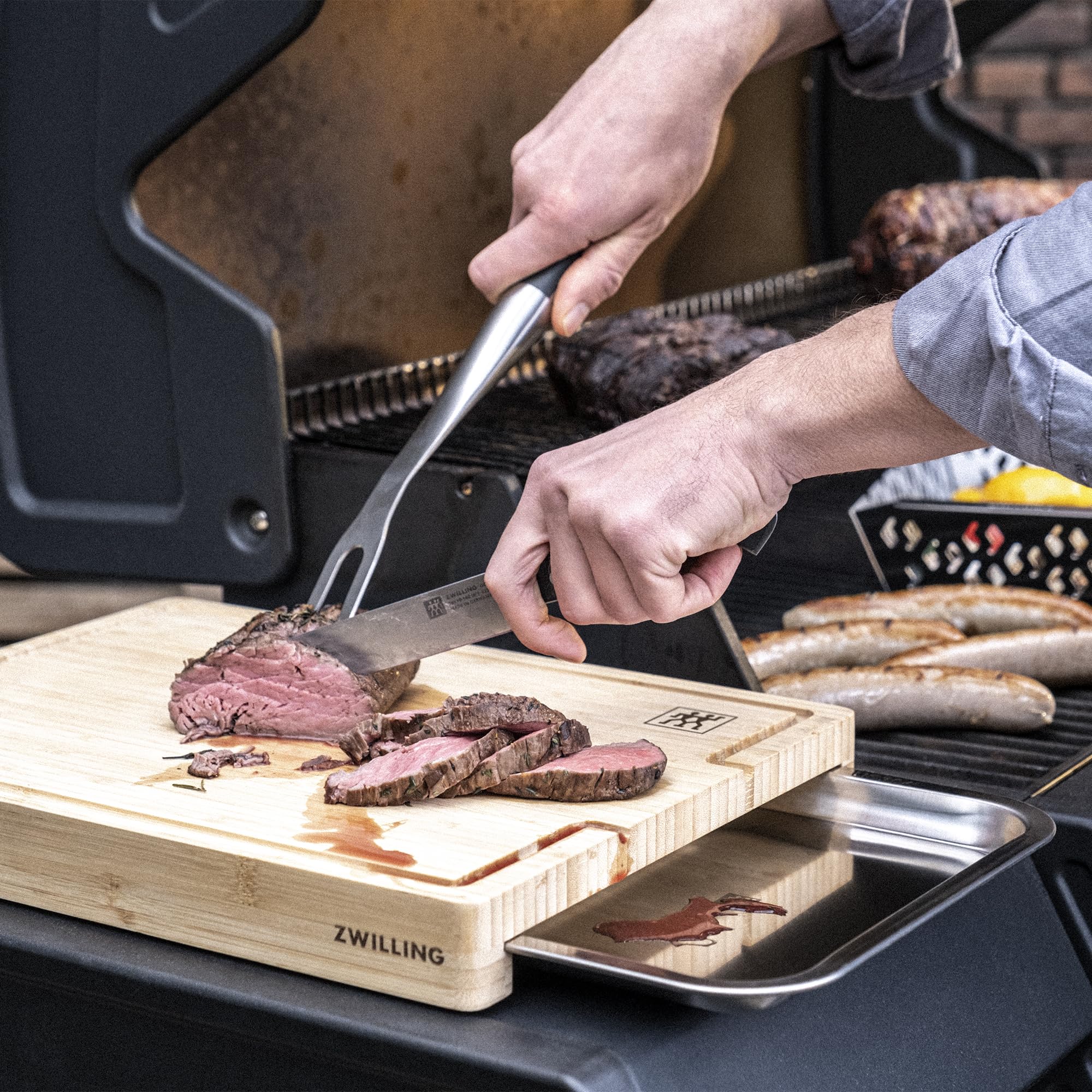 Amazon.co.jp: ZWILLING BBQ+ 竹製まな板 トレイ付き : スポーツ