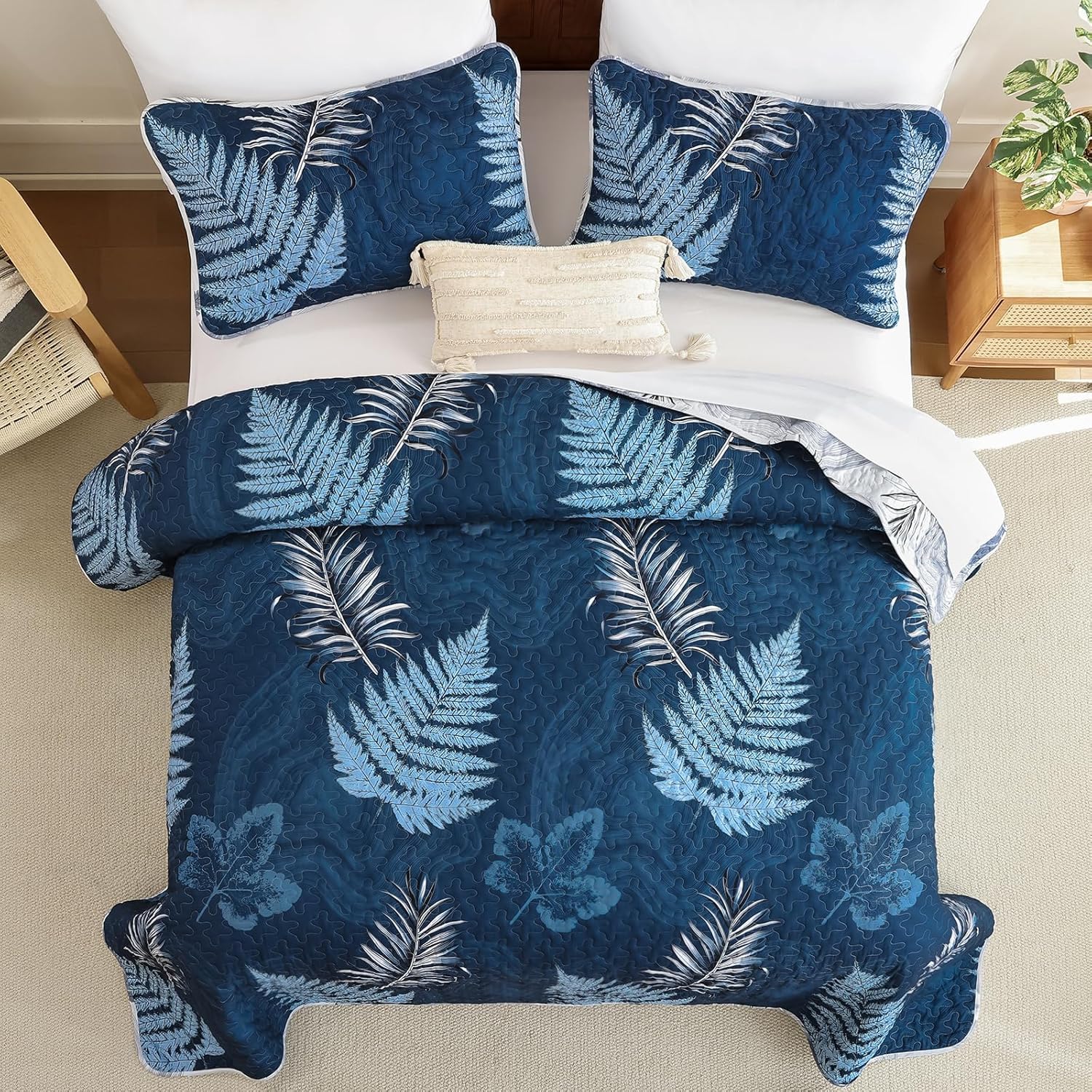 Dinjoy Navy Quilt Set King Size, Reversible Floral Quilt Bedspread with Leaf Pattern Blue White Botanical Microfiber Quilt Set 3 Pieces, Summer Quilted Bedding Set for All Seasons (110''x90'')