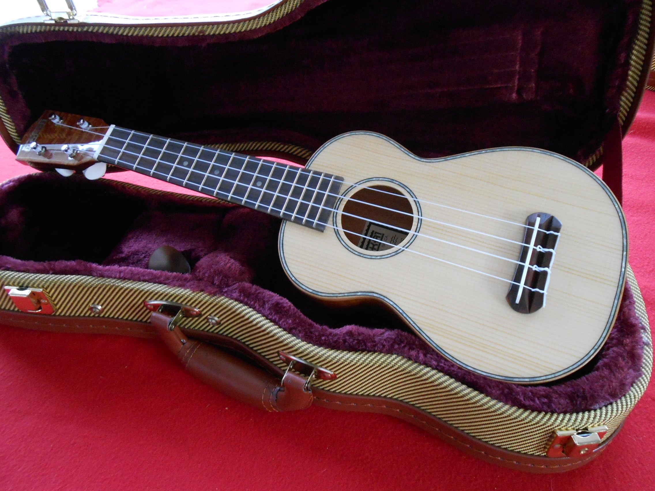 Makai LK70E Solid Spruce Top Deluxe Soprano Ukulele Uke + Plush Lined Tweed Case