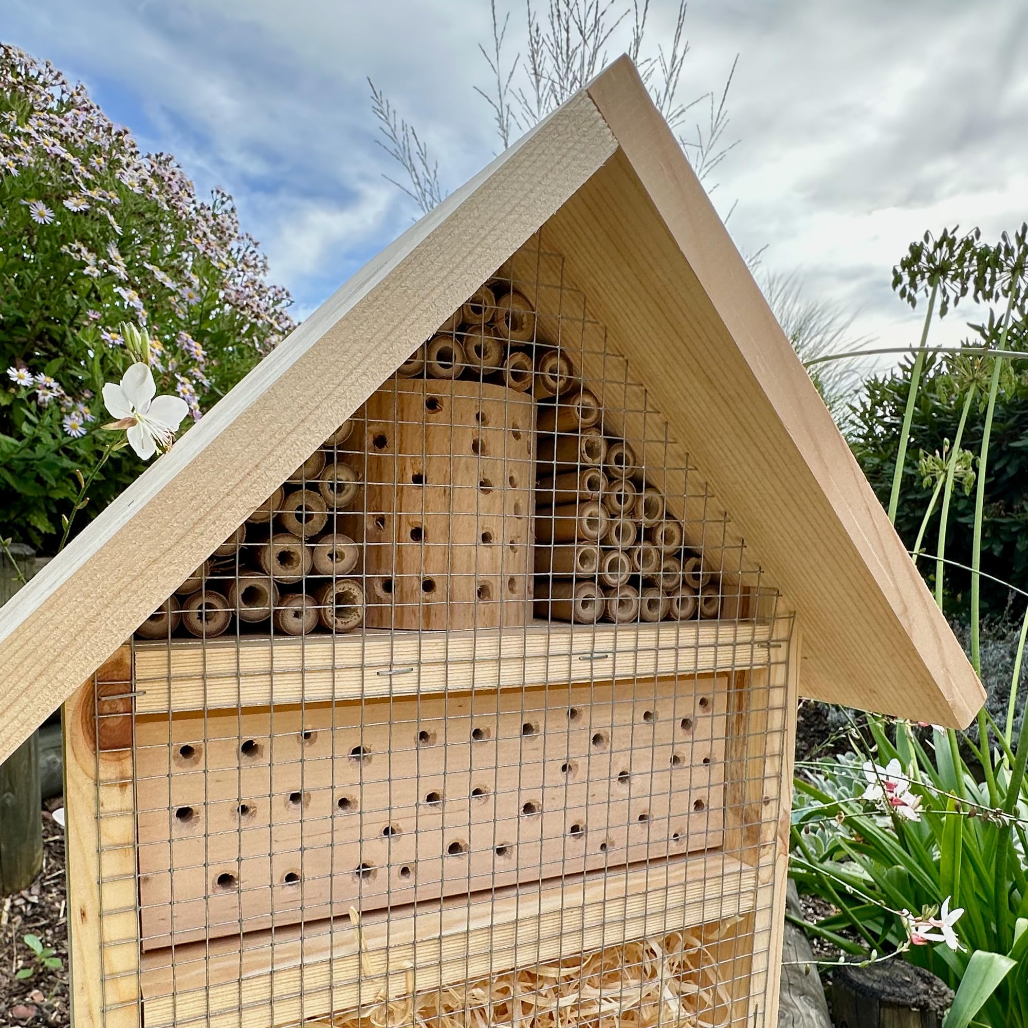 GARTENETAGE Geschenkset Insektenhotel – Nachhaltiges Insektenhotel mit Blumenwiese-Saatgutmischung Gartenliebhaber – Natürliche Materialien, fertig montiert, mit Holzpfählen