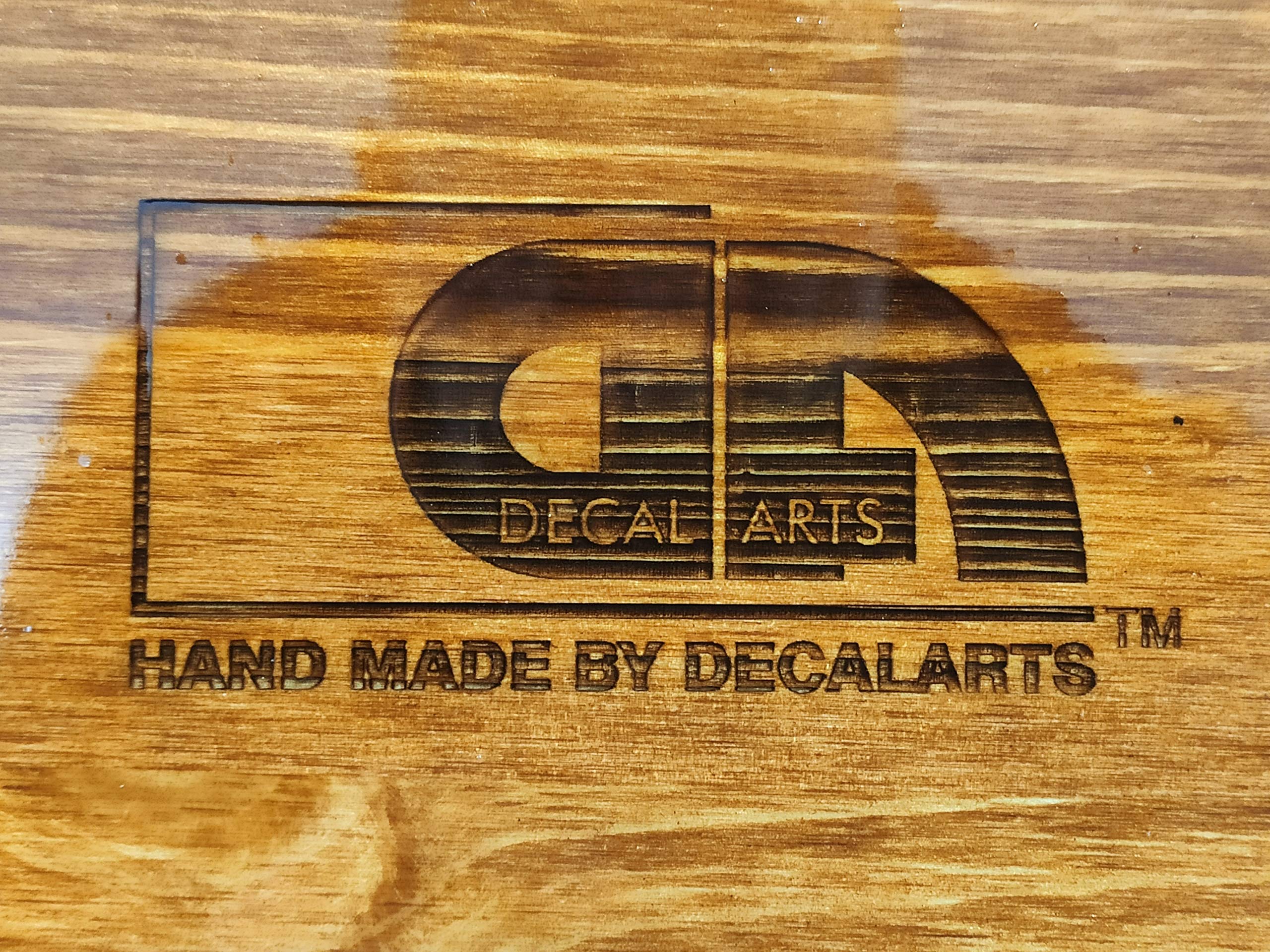 Placa de madera grabada a medida grande hecha a mano para exteriores completamente sellada con resinas. El tamaño del cartel es de 850 x 550 mm, 20 mm de grosor.