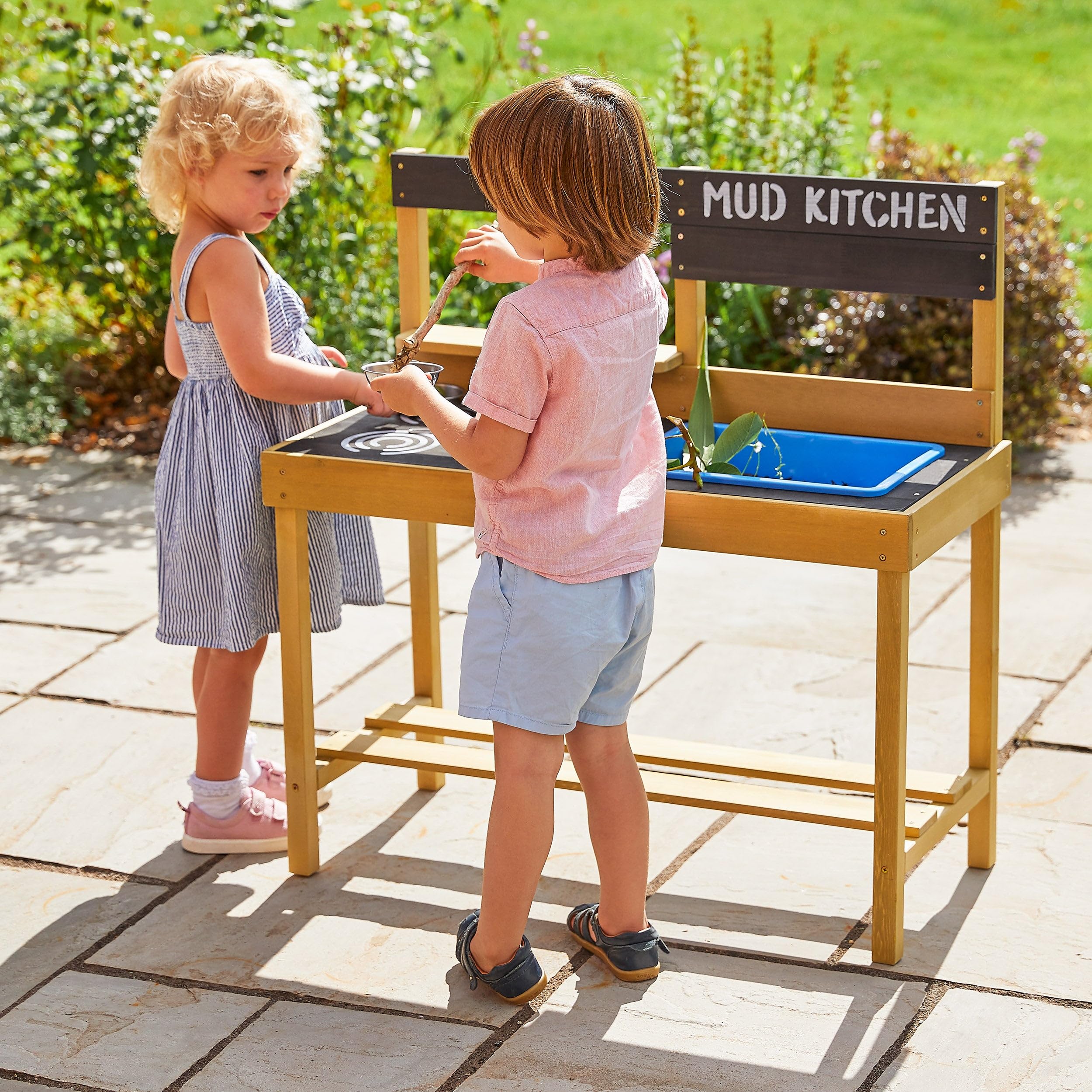 TP Toys Cucina Esterna in Legno FSC – Gioco d'imitazione con Lavello Rimovibile, Piastra di Cottura Dipinta, Accessori Inox – Da 3 Anni – per Giochi di Dinette ed Esterni