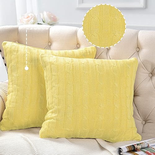 Home Soft Things Juego de 2 fundas de almohada decorativas de punto trenzado, color amarillo jojoba con hilo plateado metálico, funda cuadrada de 20