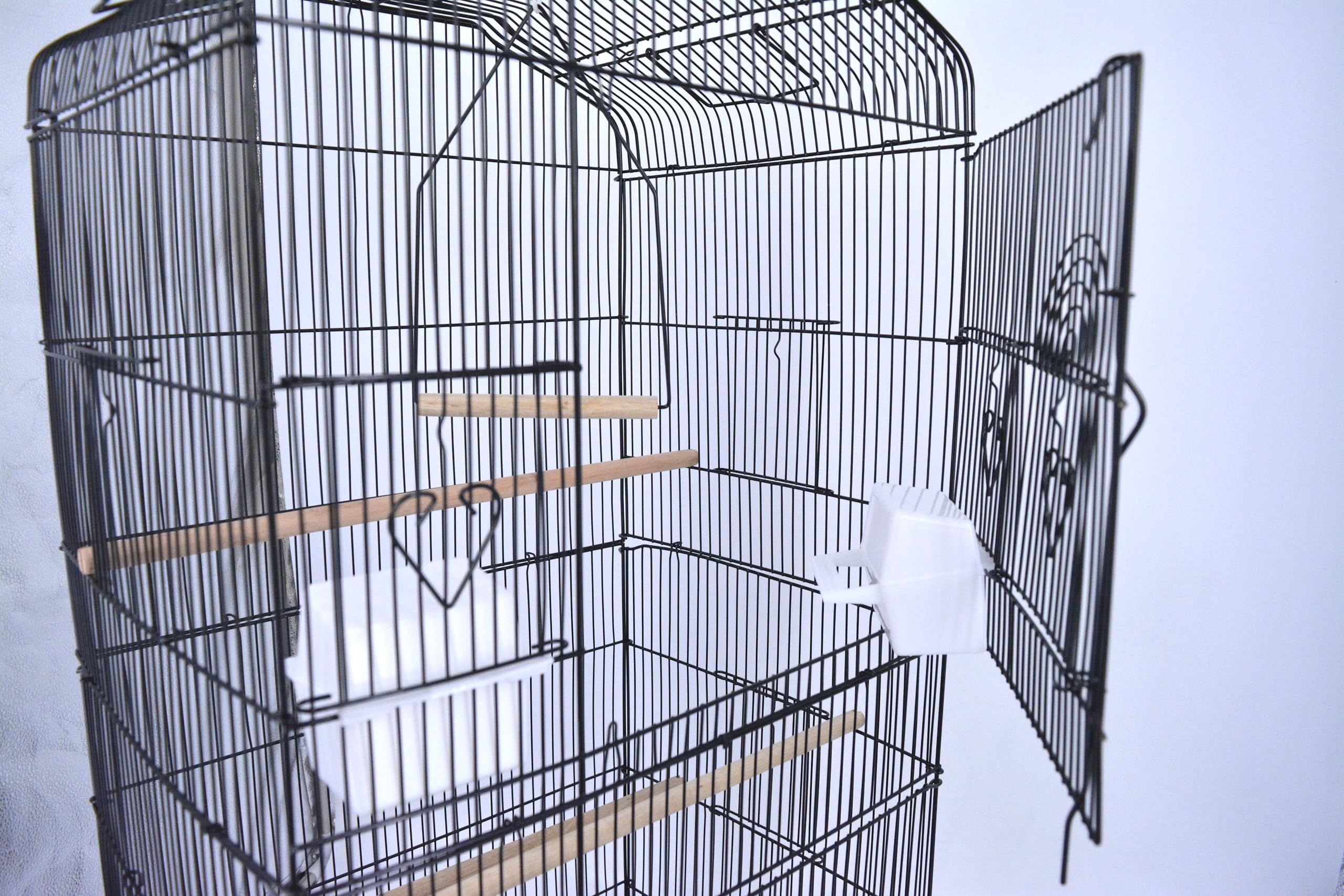Pet's Solution - Gabbia per Uccellini Accessoriata con Tetto Apribile, 4 Mangiatoie, 3 Posatoi, 1 Trespolo Esterno, 1 Altalena, Vassoio Estraibile e Varie Aperture - 47x36x102h cm (NERO)