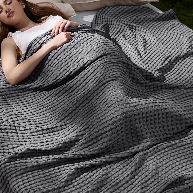 Bedsure Manta refrescante de algodón tamaño king tipo gofre, manta de verano ligera y transpirable de rayón derivada del bambú para personas que duermen calientes, mantas de lujo para cama, sofá y sofá, gris oscuro, 104 x 90 pulgadas