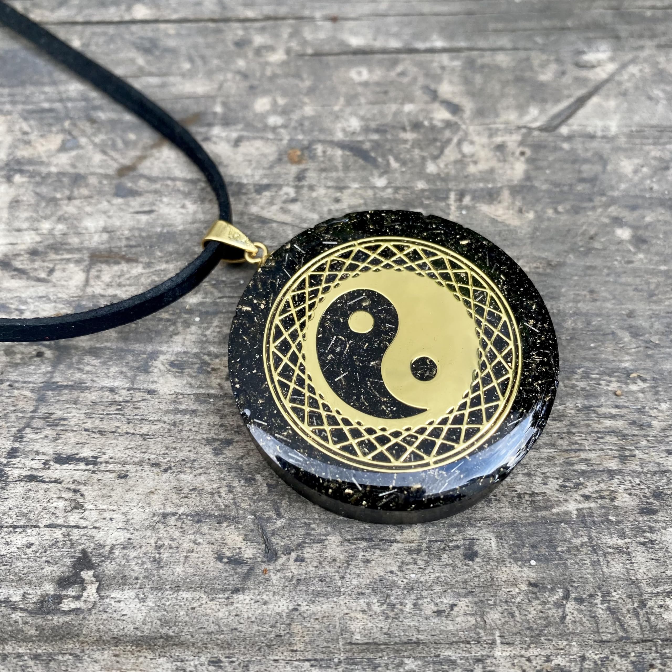 [LAO] Ładowany wisiorek z orgonitem Reiki Yin Yang 3,8 cm | Naszyjnik z świętą geometrią | 7 kwarc + szungit | 432 Hz i 528 Hz | Reiki Usui | Czarny wegański sznurek w zestawie |