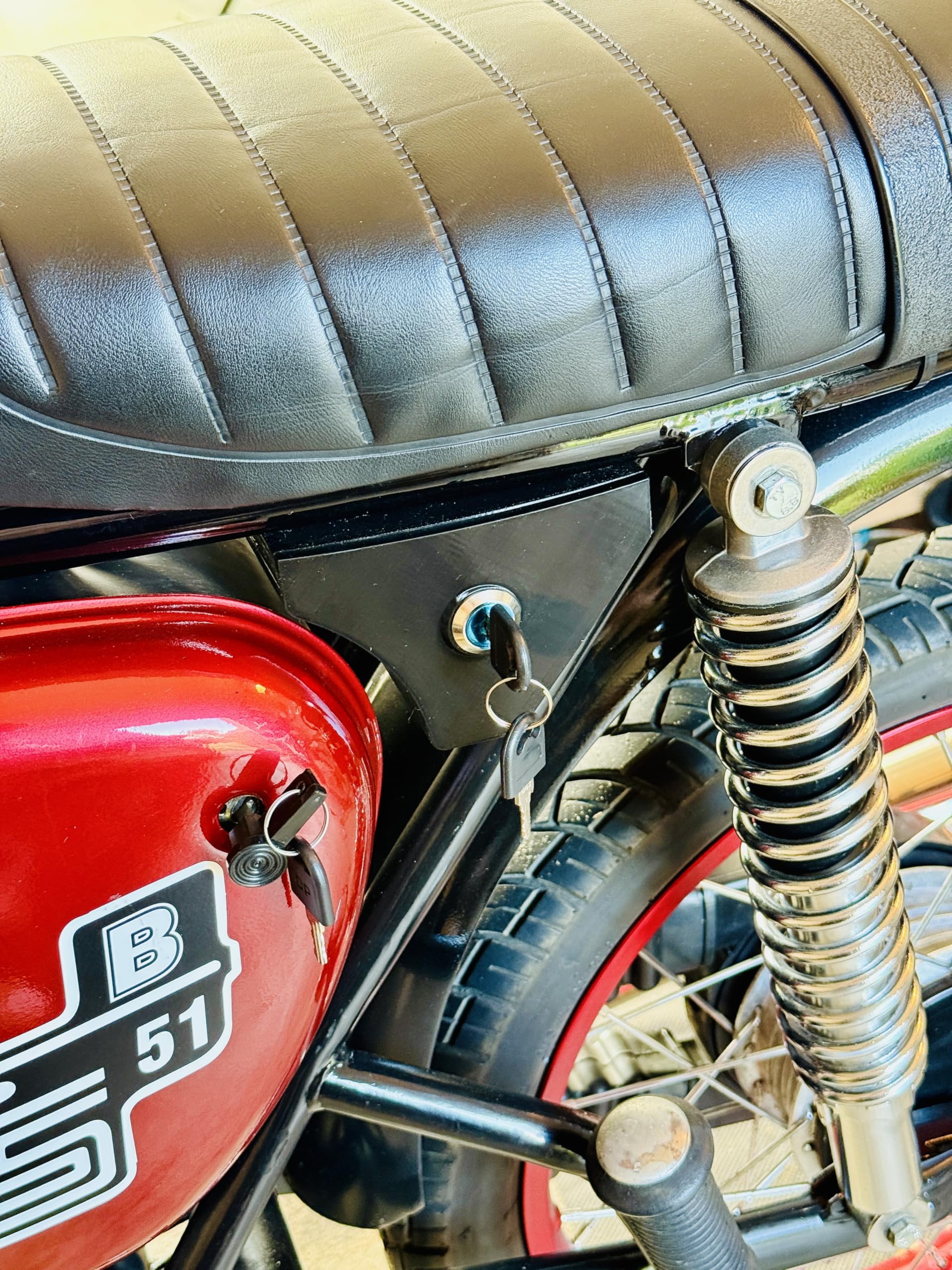 Generisch Werkzeugfach für Simson S50, S51 & Enduro - Abschließbare Werkzeug-Box aus Robustem Kunststoff mit Schloss und 2 Schlüsseln - Montage am Obergurt - Inkl. Befestigungsmaterial
