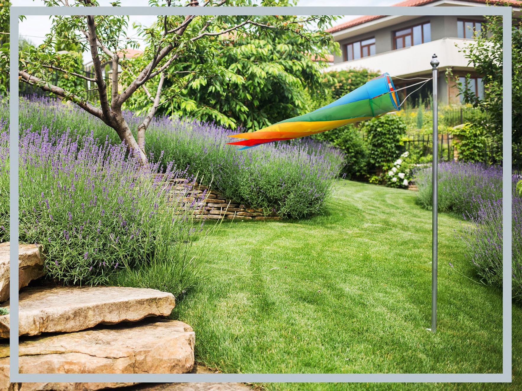 PHENO FLAGS Manica a vento arcobaleno, 95 cm - decorazione colorata per esterni da giardino - bandiera a vento per l'asta della bandiera, campanelli eolici e maniche a vento