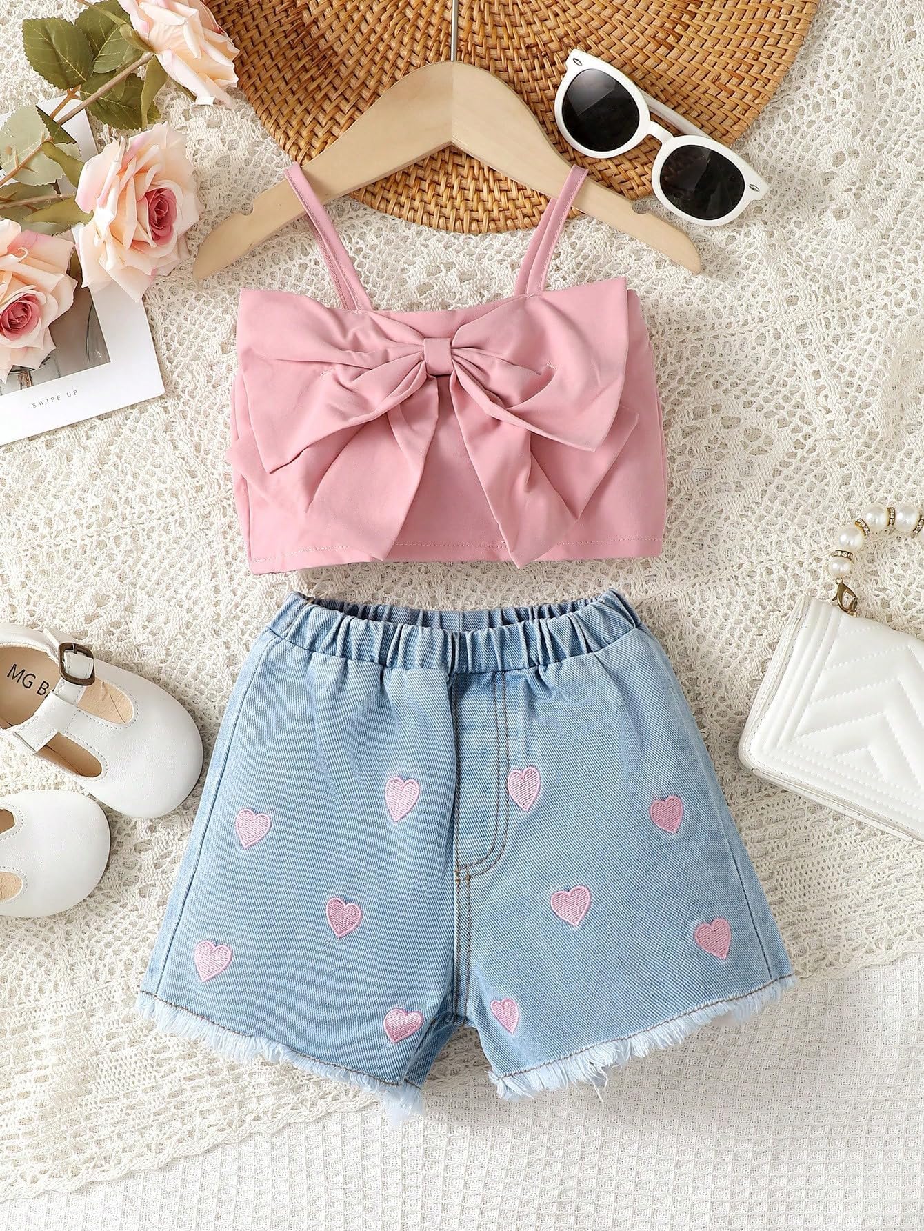 Conjunto de 2 piezas para niña con lazo frontal y pantalones cortos de mezclilla bordados con corazón y cintura elástica y dobladillo deshilachado — view 3