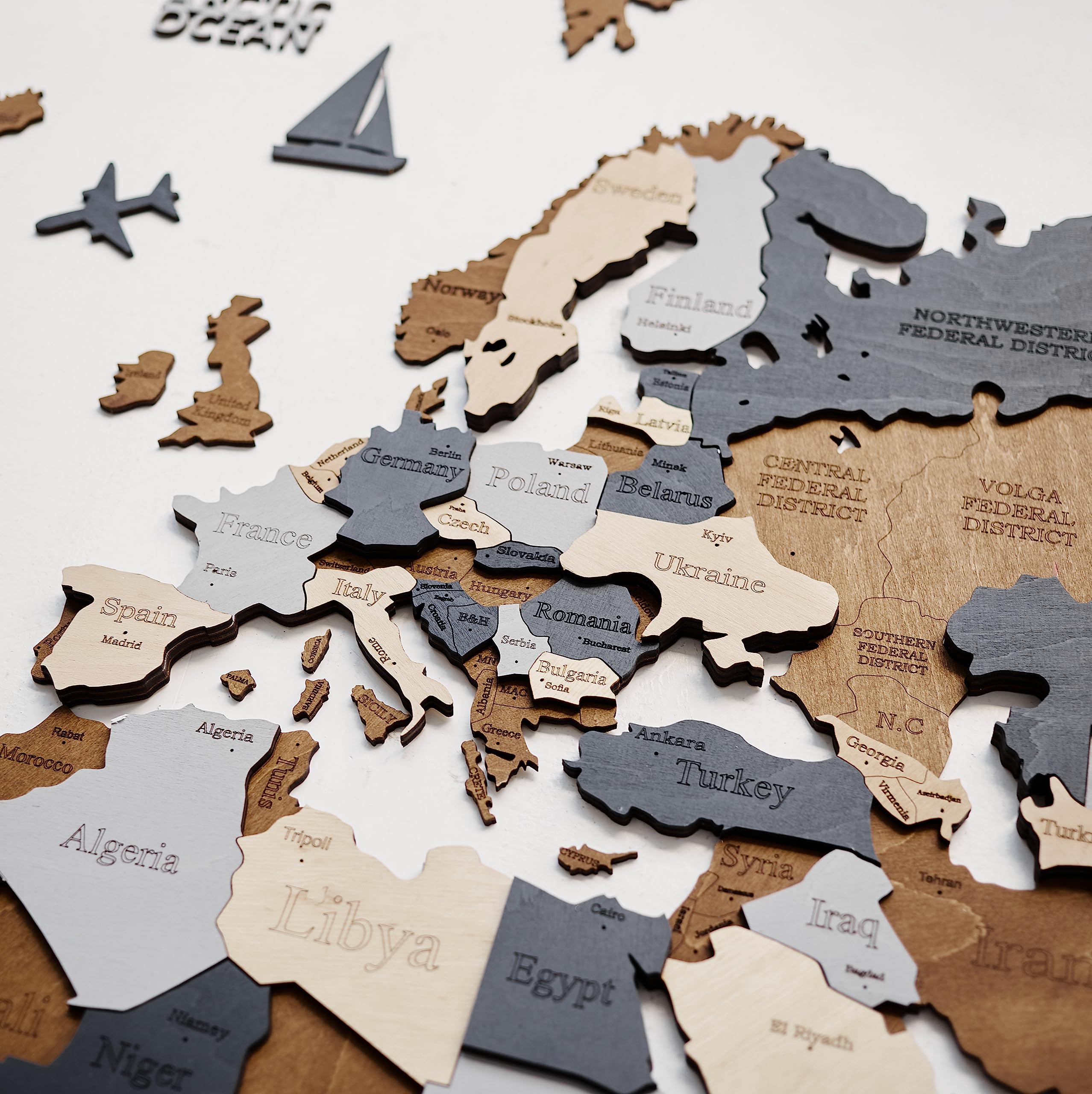 WOW WOOD Mappamondo in Legno in Inglese - 3D Scuro per lo Studio | Betulla multistrato, 324 pin con bandiere, 120x62 cm, tono espresso, montaggio adesivo, regalo aziendale che resta al muro