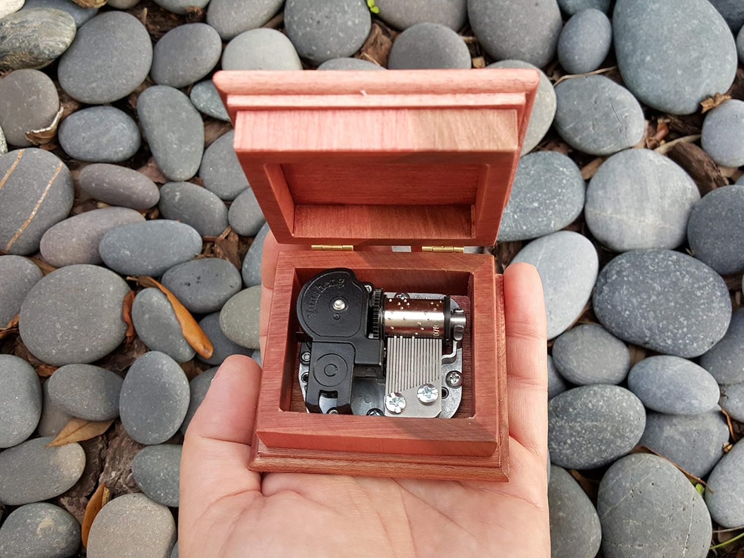 You are my sunshine engraved music box on the top along with sun, great gift for mom or daughter,