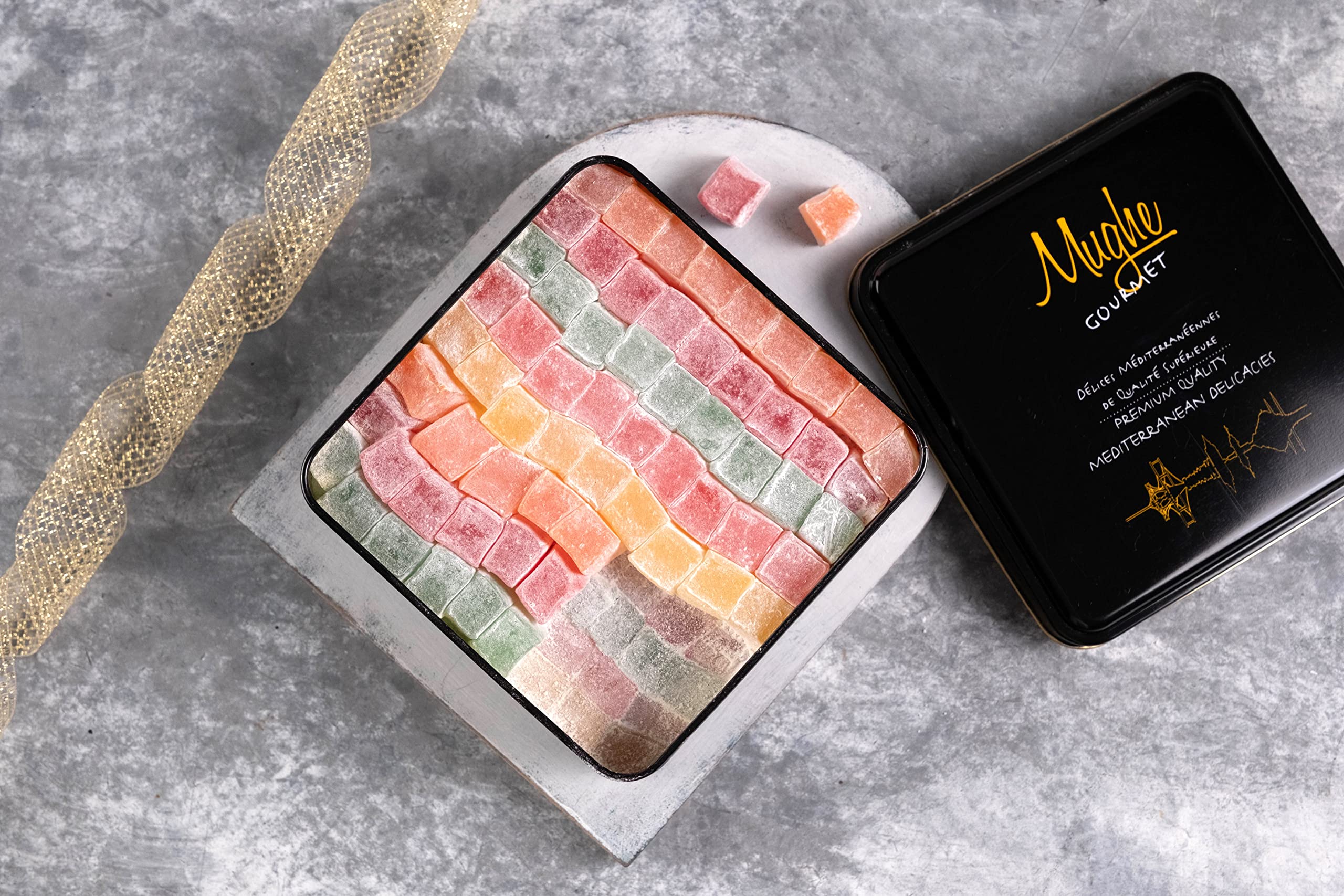Mughe Gourmet Elegante Scatola di Latta di Caramelle Delizia Turca - 1300g - doppio strato - Halal,Vegan Lokum con Gusti di Frutta Rosa, Fragola, Limone, Arancia, Menta - Perfette per Compleanni