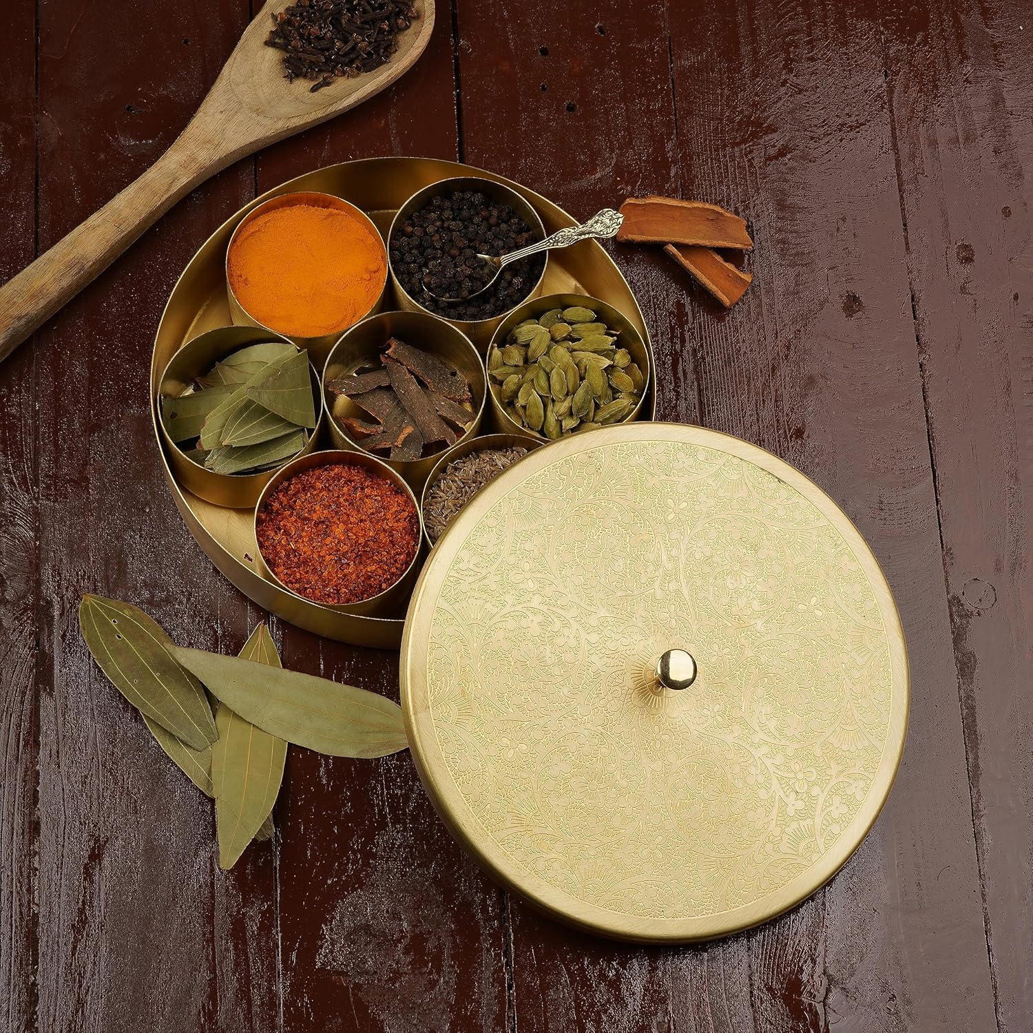 Masala dabba de metal dorado con tapa, el organizador elegante de especias