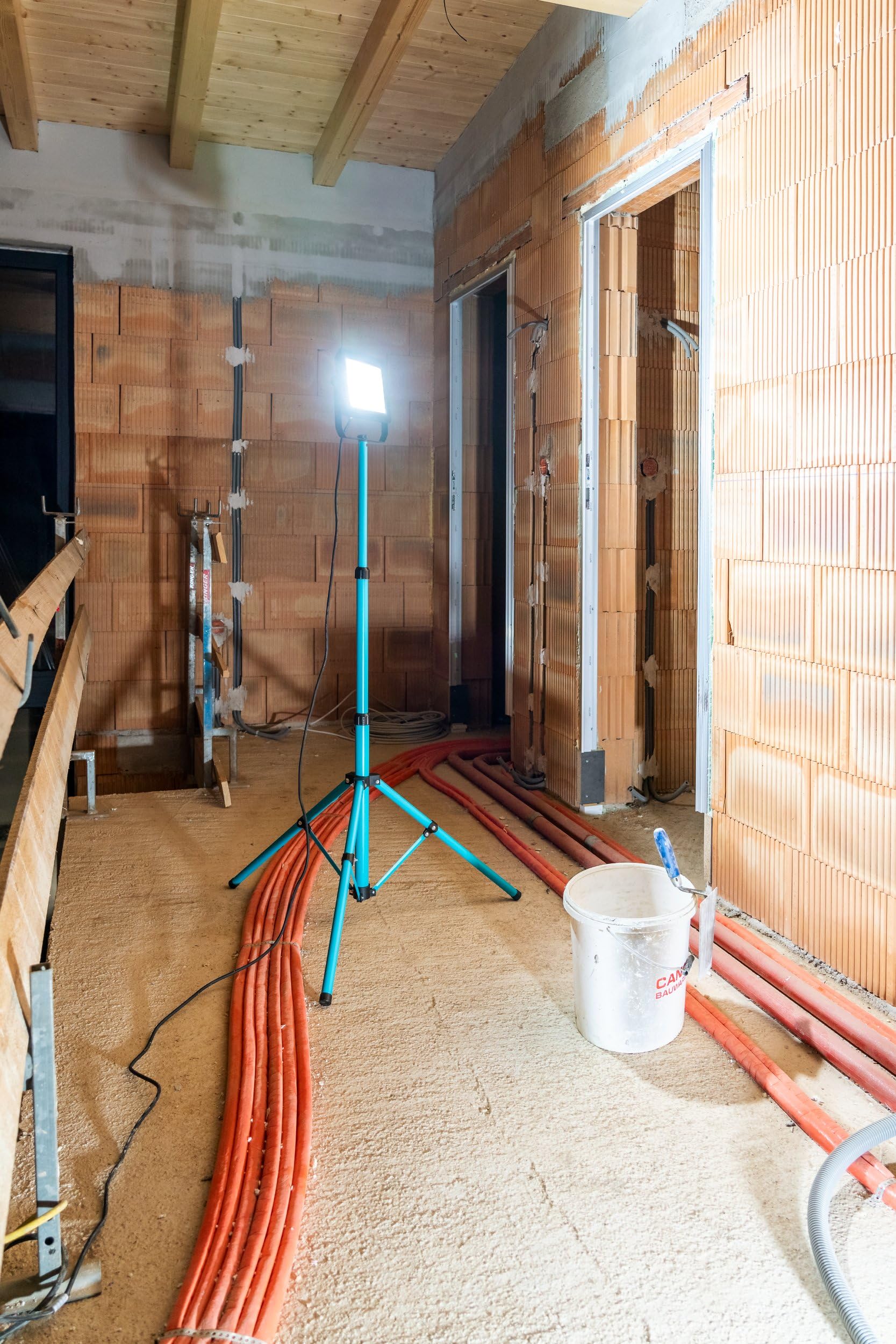 EGLO Baustrahler LED mit Stativ Arbeitsleuchte | höhenverstellbar aus Aluminium und Kunststoff, Arbeitsscheinwerfer in türkis und schwarz, Werkstattlampe schwenkbar, IP65