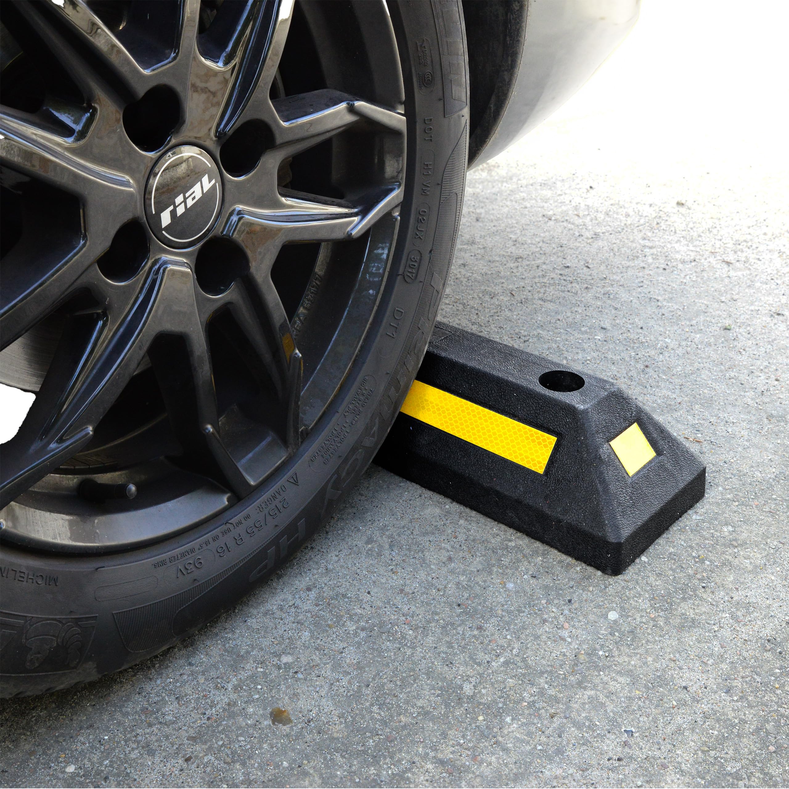 4x Radstopper 56cm aus recyceltem Gummi mit 4 Reflektoren – Umweltfreundliche Parkplatzbegrenzung für PKW, SUV & Transporter – Robuste Parkhilfe für Garage, Stellplatz & Außenbereich (4x Stück)