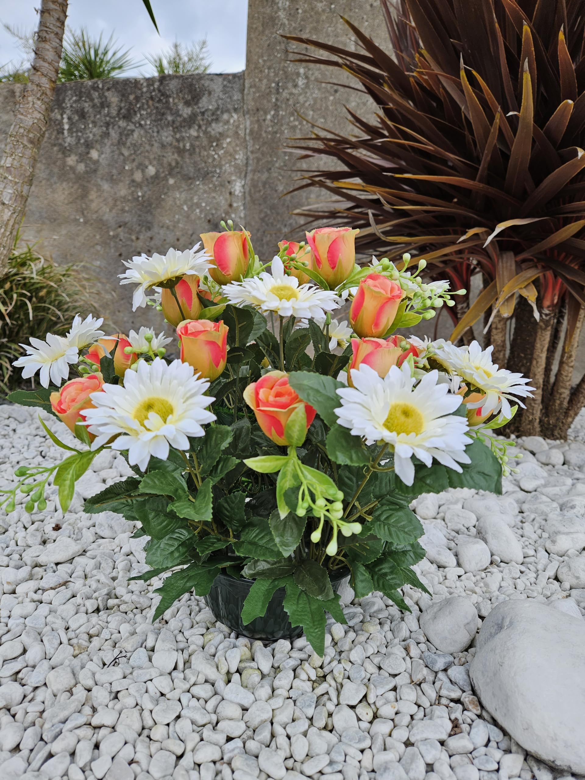 Composition De Fleurs Artificielles Lesté Ciment pour Une Parfaite Tenue à L' Extérieur. Réalisé par Nos Soins, Les Fleurs sont Aussi de Très Bonne Qualité.