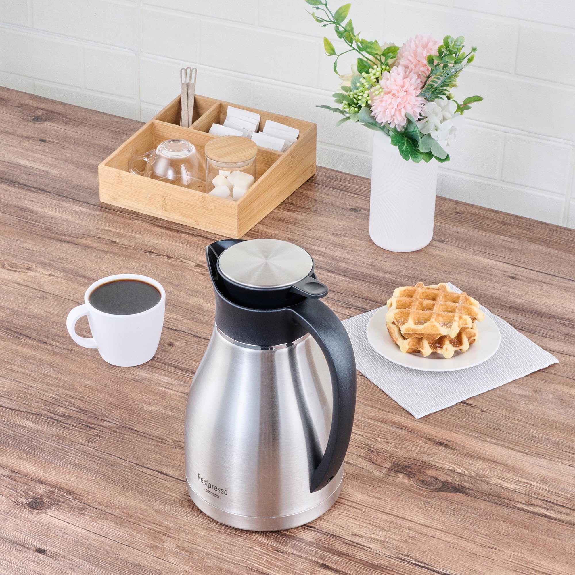 Restaurantware Restpresso - Jarra/servidor de café aislado al vacío de 67 onzas, 1 decantador de café de doble pared, botón, a prueba de fugas, dispensador de bebidas calientes de acero inoxidable