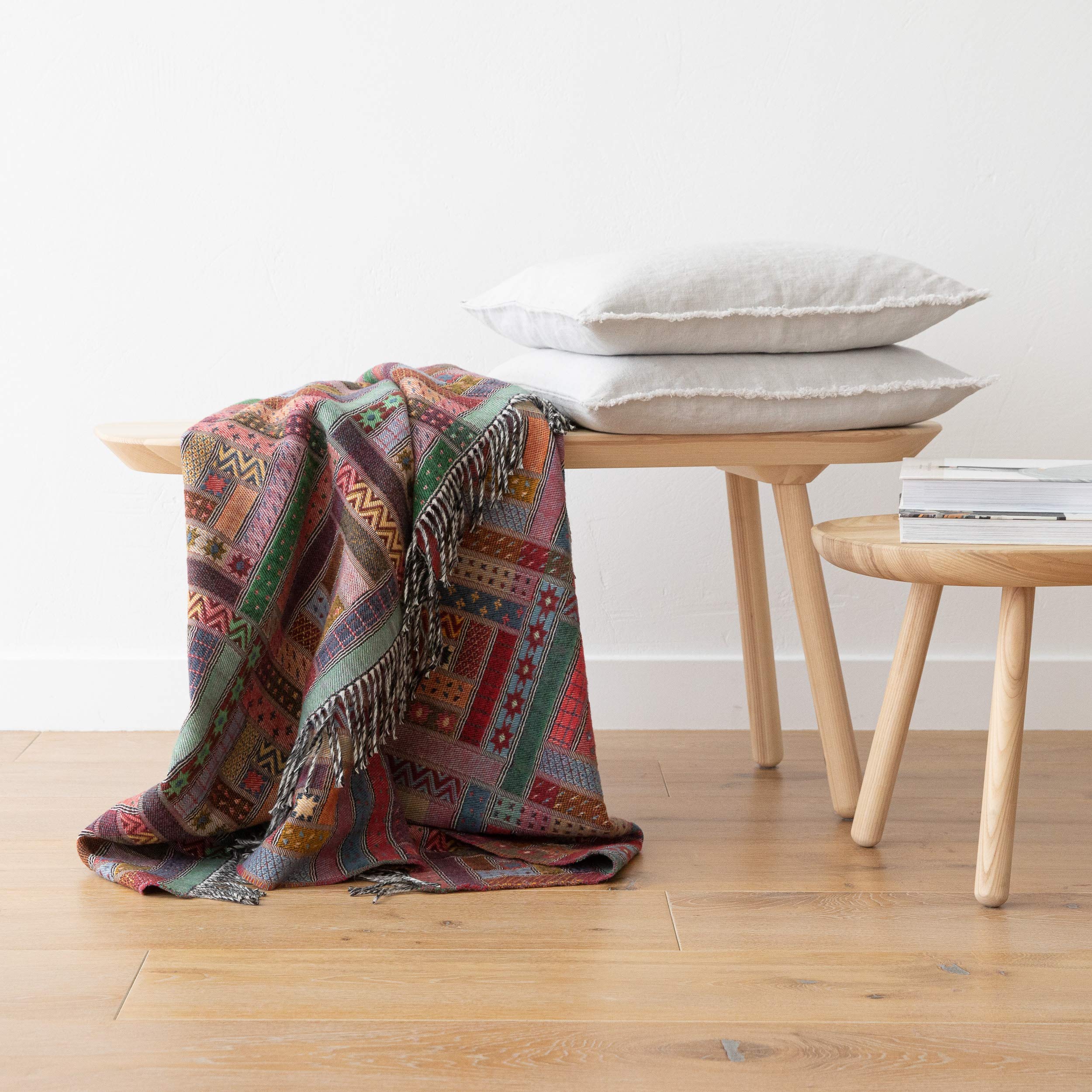 WoolMe Merino Wolldecke Rot Grün 130x180 cm Marta - luxuriöser Geschenkbox - Kuscheldecke flauschig aus Merino Wolle - Plaid Decke perfekt als Sofa Überwurfdecke, Sofadecke, Wohndecke, Couchdecke