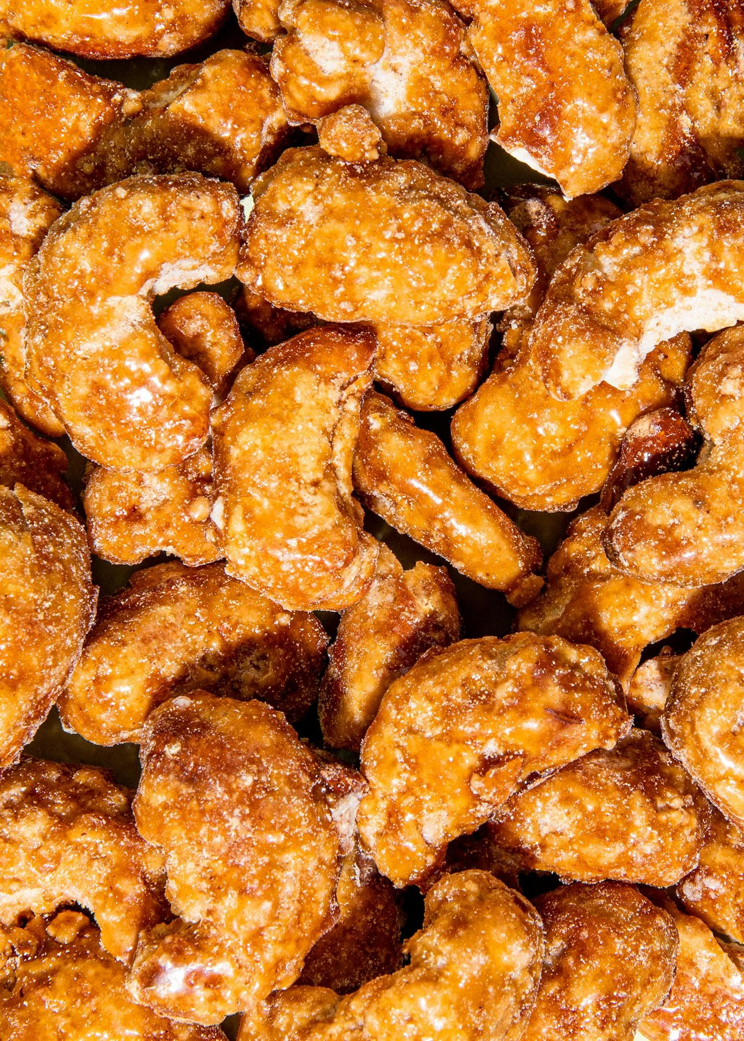 KoRo - Gebrannte Cashewkerne Salted Caramel 1 kg - Zarte ganze Cashews - Feiner Salz-Karamell Geschmack - Praktische Vorteilspackung