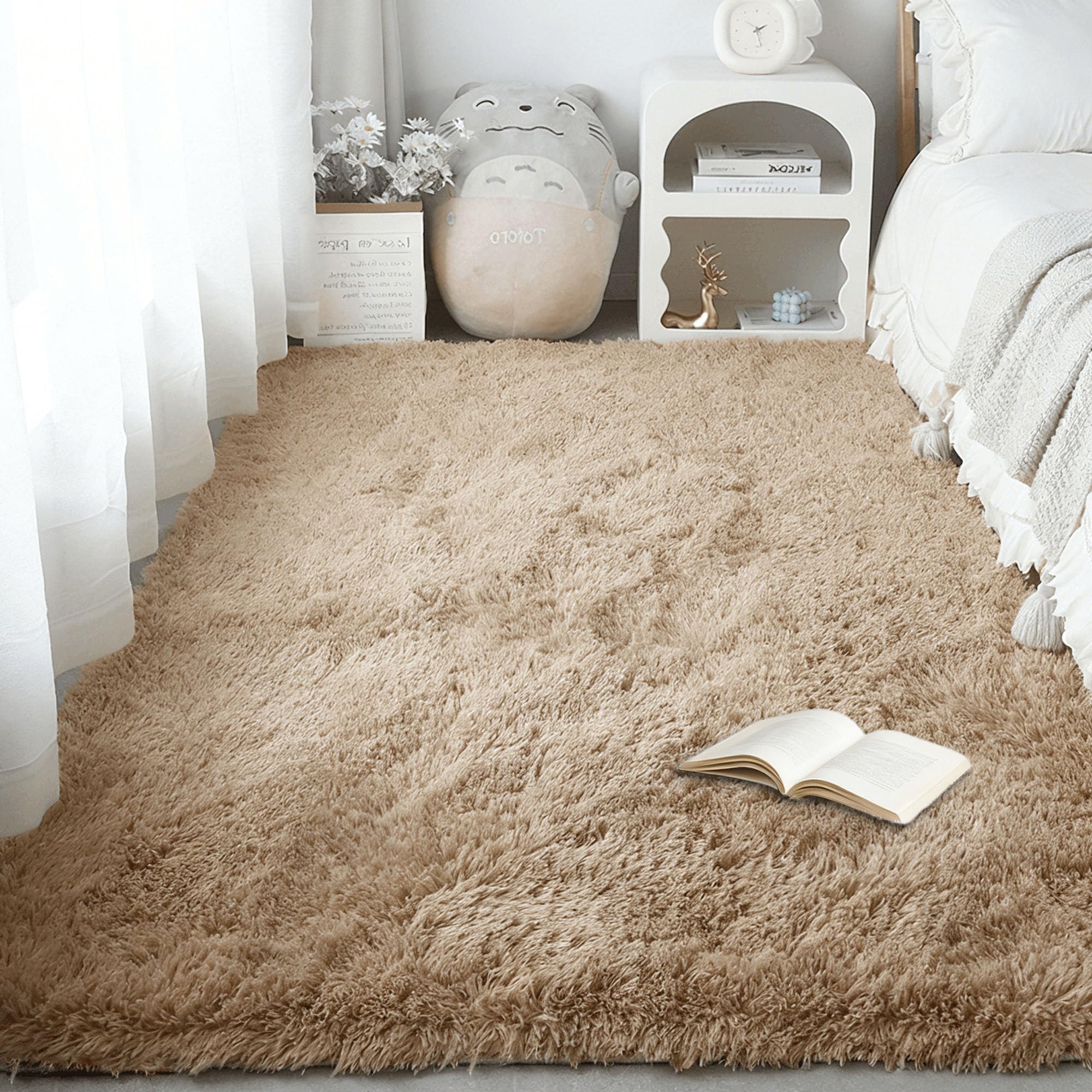 Tapis moelleux à poils longs pour isoler un sol froid de chambre à coucher