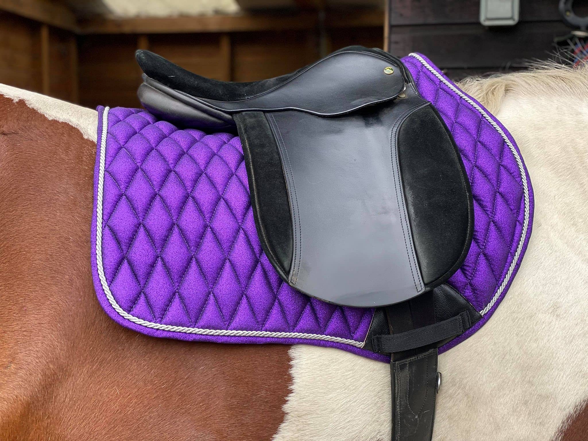 Ensemble De Coussinets De Selle Numnah - Avec Capot Assorti Et Bijoux, Neuf