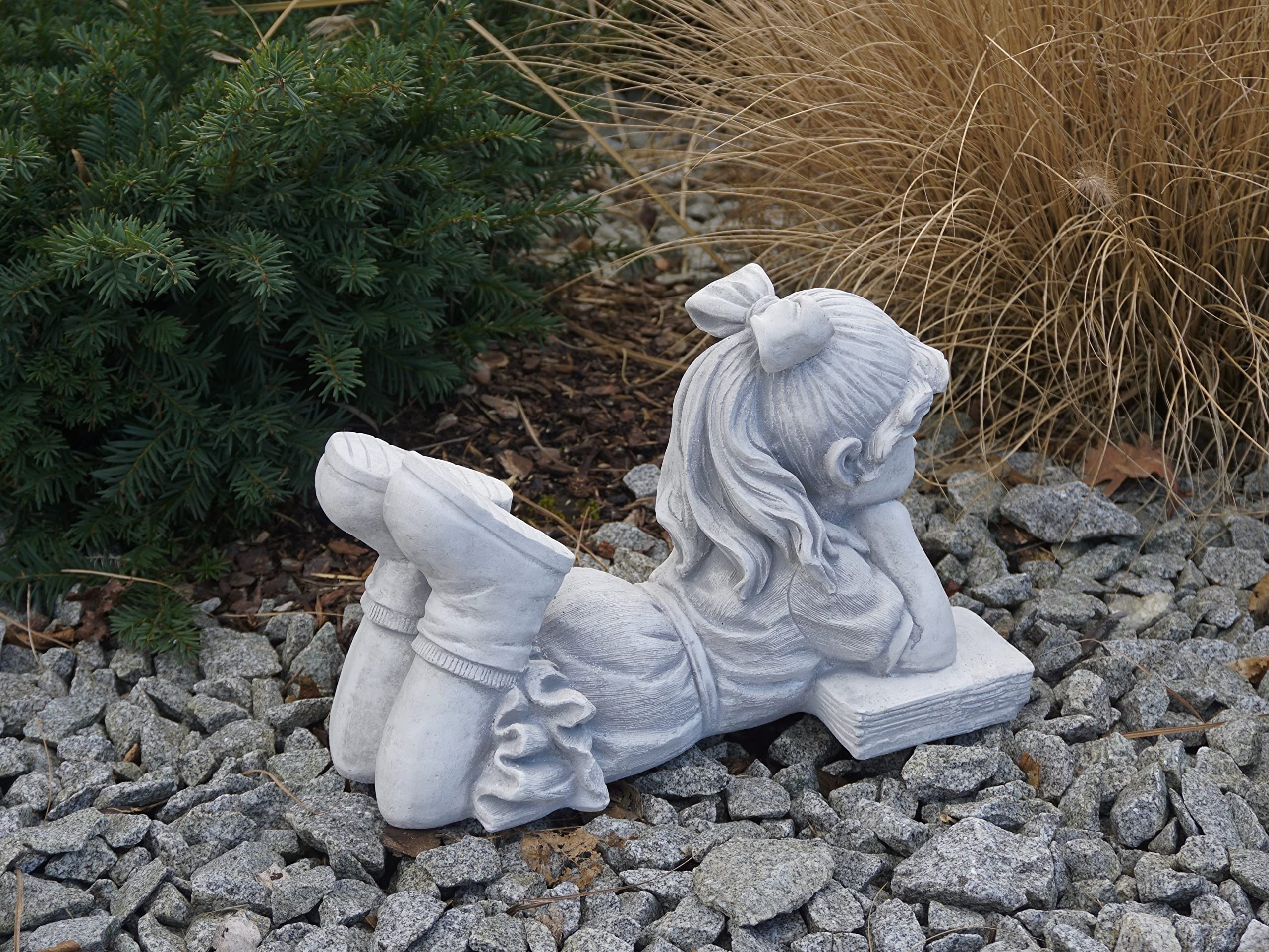 gartendekoparadies.de Ragazza sdraiata con libro, statuetta in pietra H. 22 cm, 8 kg, grigio, resistente al gelo in pietra grezzo per esterni