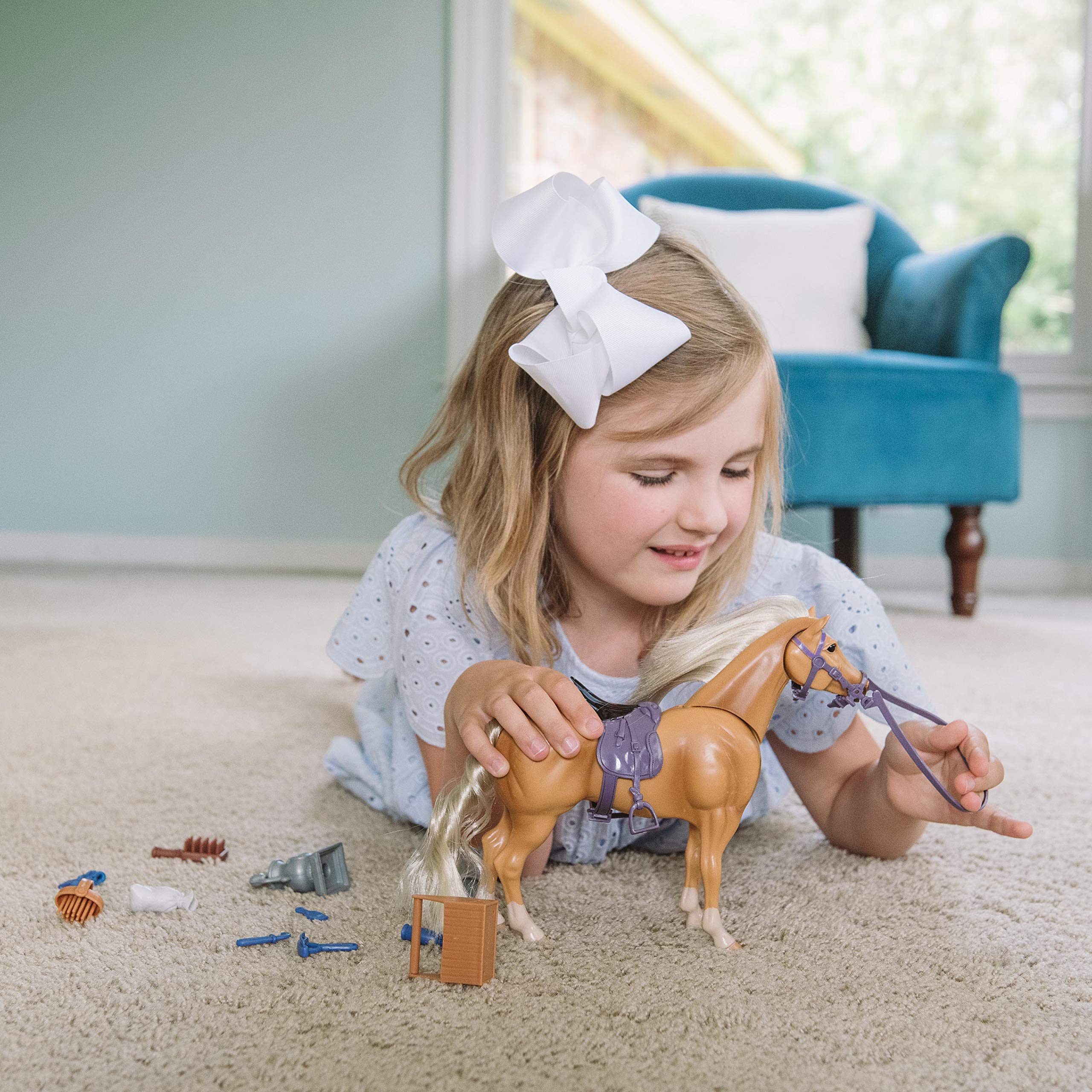 Sunny Days Entertainment Palomino Horse with Rider Playset with 14