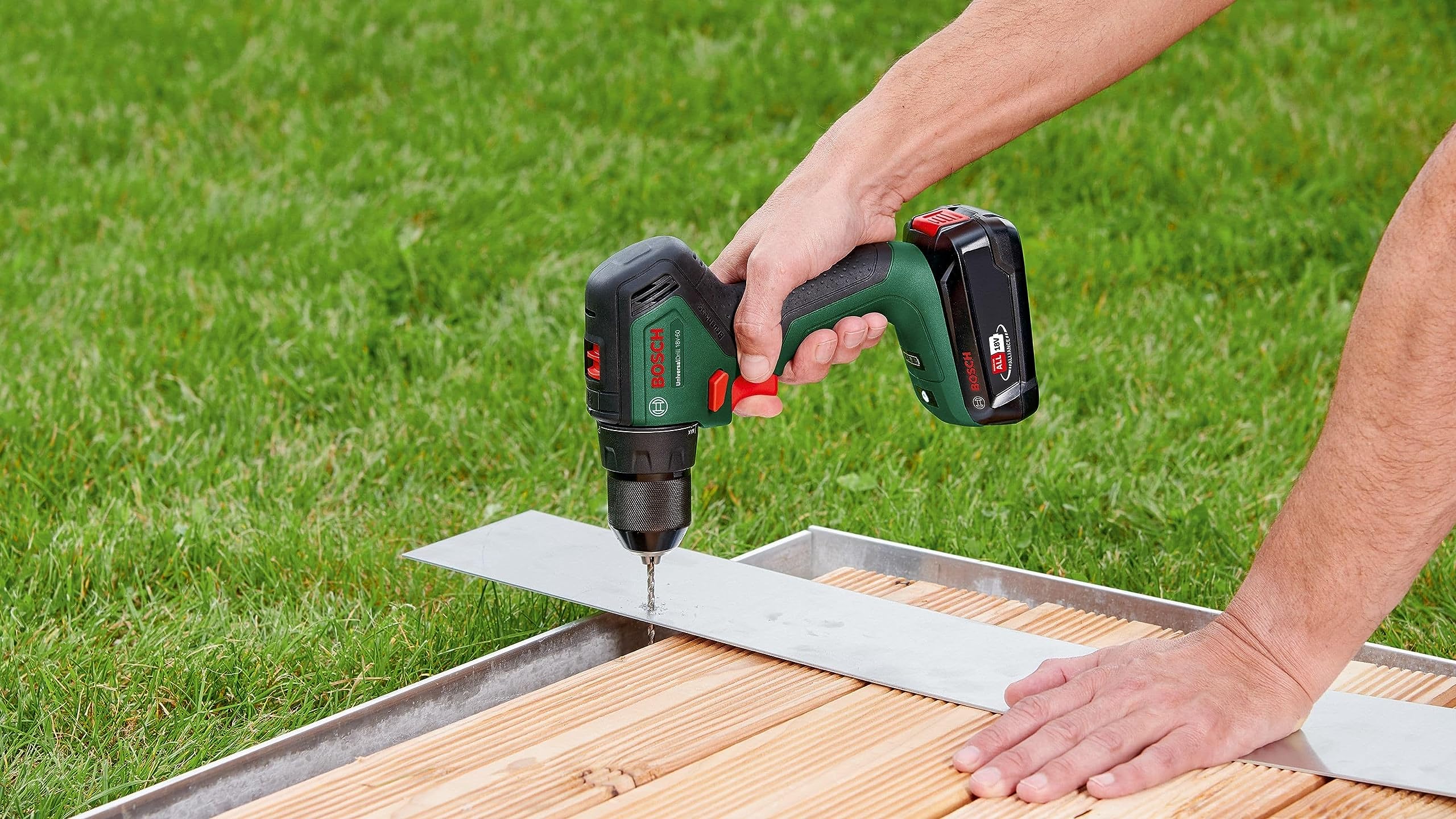 Bosch Perceuse-visseuse sans fil UniversalDrill 18V-60 (sans batterie, système 18 Volt, dans un emballage en carton)