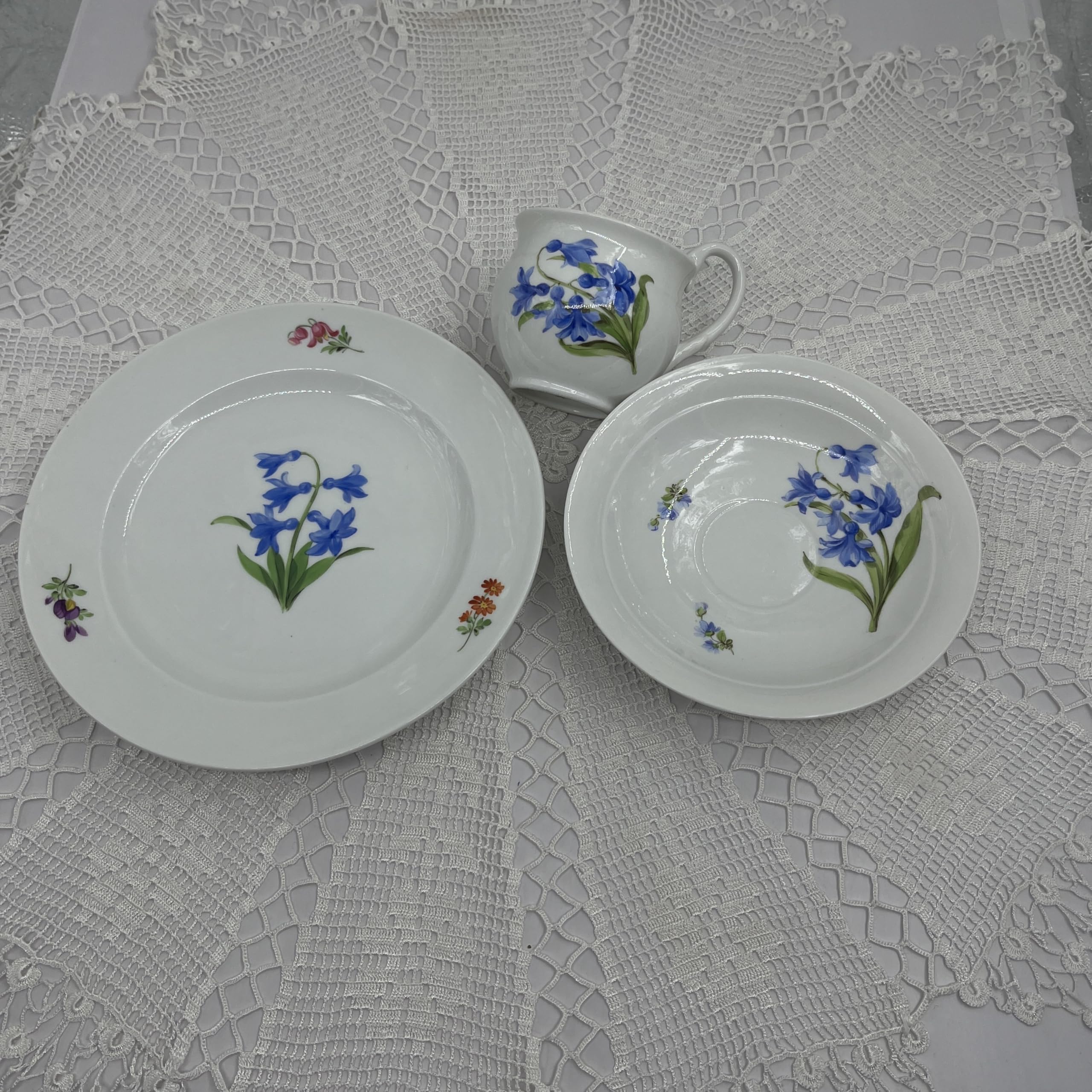 Sammelgedeck 3-tlg. (Tasse/Kaffeetasse, Untertasse, Kuchenteller) Schwanenhals-Tasse – Gestreute Blümchen mit Blumenmuster, 2.WahlAus der weltberühmten Porzellanstadt. SKU2185