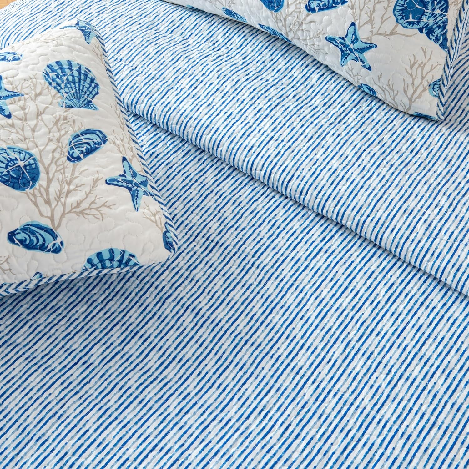 Great Bay Home Coastal Quilt Set - 3-Piece King/California King Size Nautical Bedding Set - Lightweight, All-Season, Reversible Coral-Printed Bedspread (Blue Shells) - Image 3
