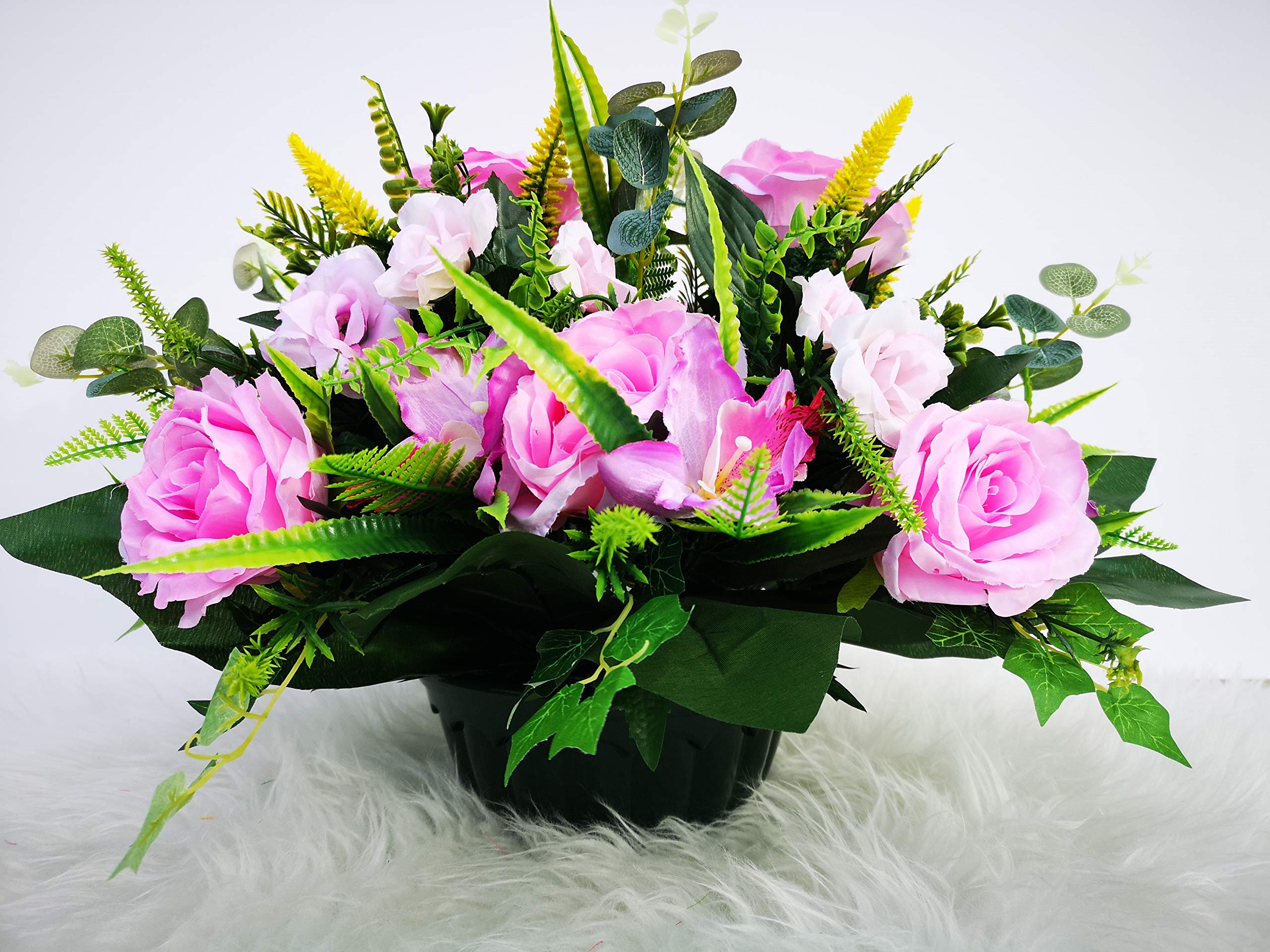 Composition de Fleurs Artificielles, Lesté Ciment pour Une Très Bonne Tenue à L' extérieur, Réalisé par Nos Soins, Les Fleurs sont De Très Bonne Qualité.