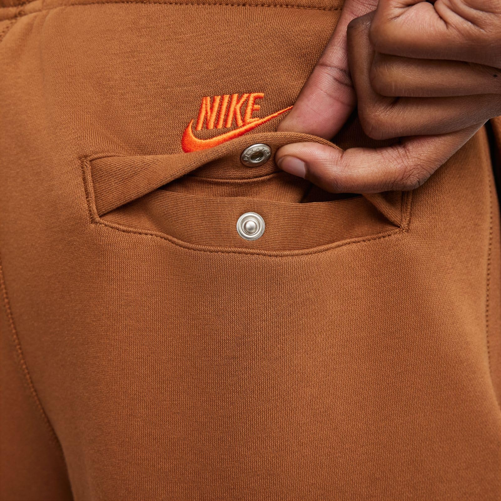 Nike Sportswear Club Męskie spodnie dresowe Lt British Tan/Safety Orange, FZ0907-281, M