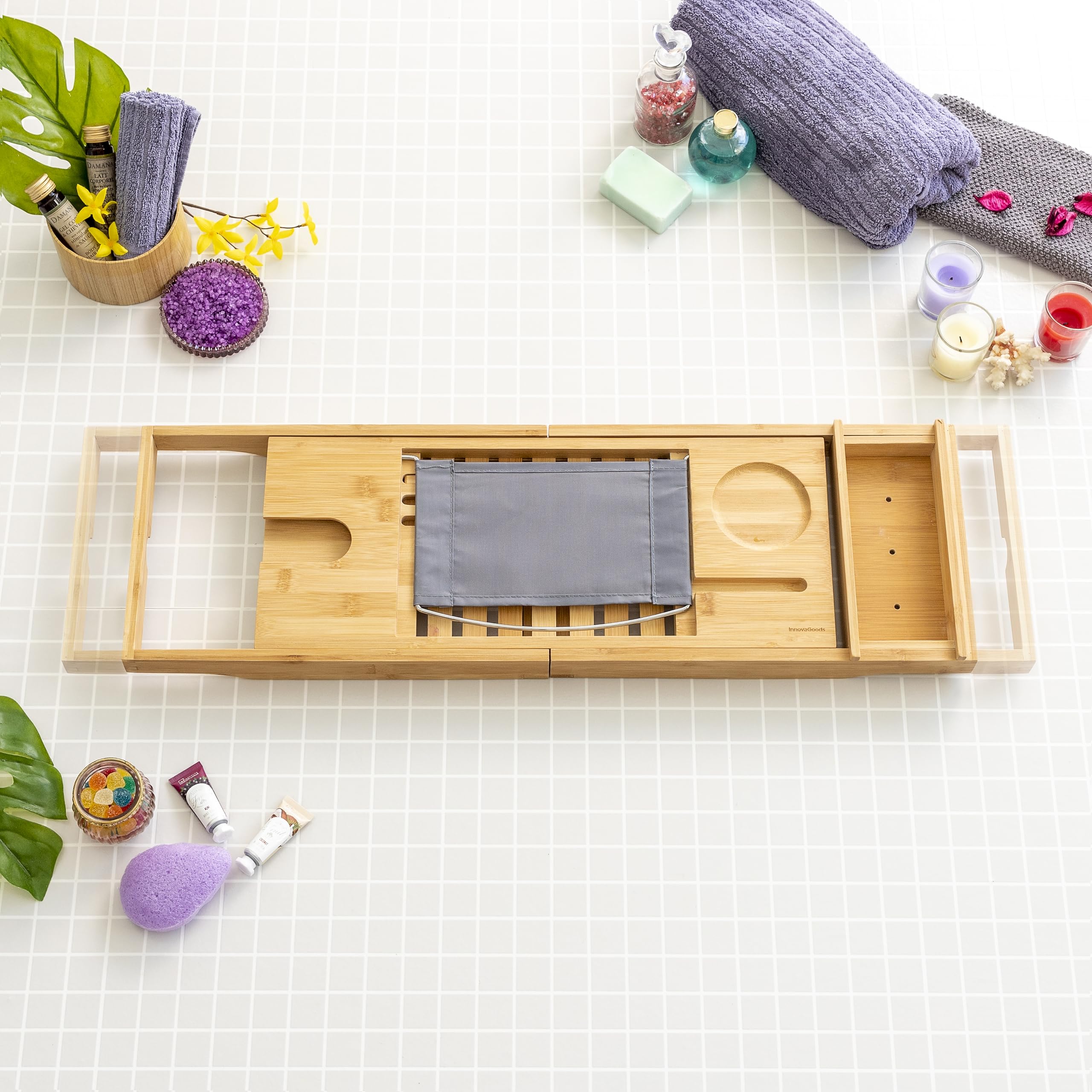 InnovaGoods® Bandeja bañera de Bambu, Bandeja baño Extensible 70-104 cm, Incluye Bandeja extraíble, Bandeja baño con Ranura de sujeción para Smartphone, Soporte para Copas y 3 Niveles de inclinación.