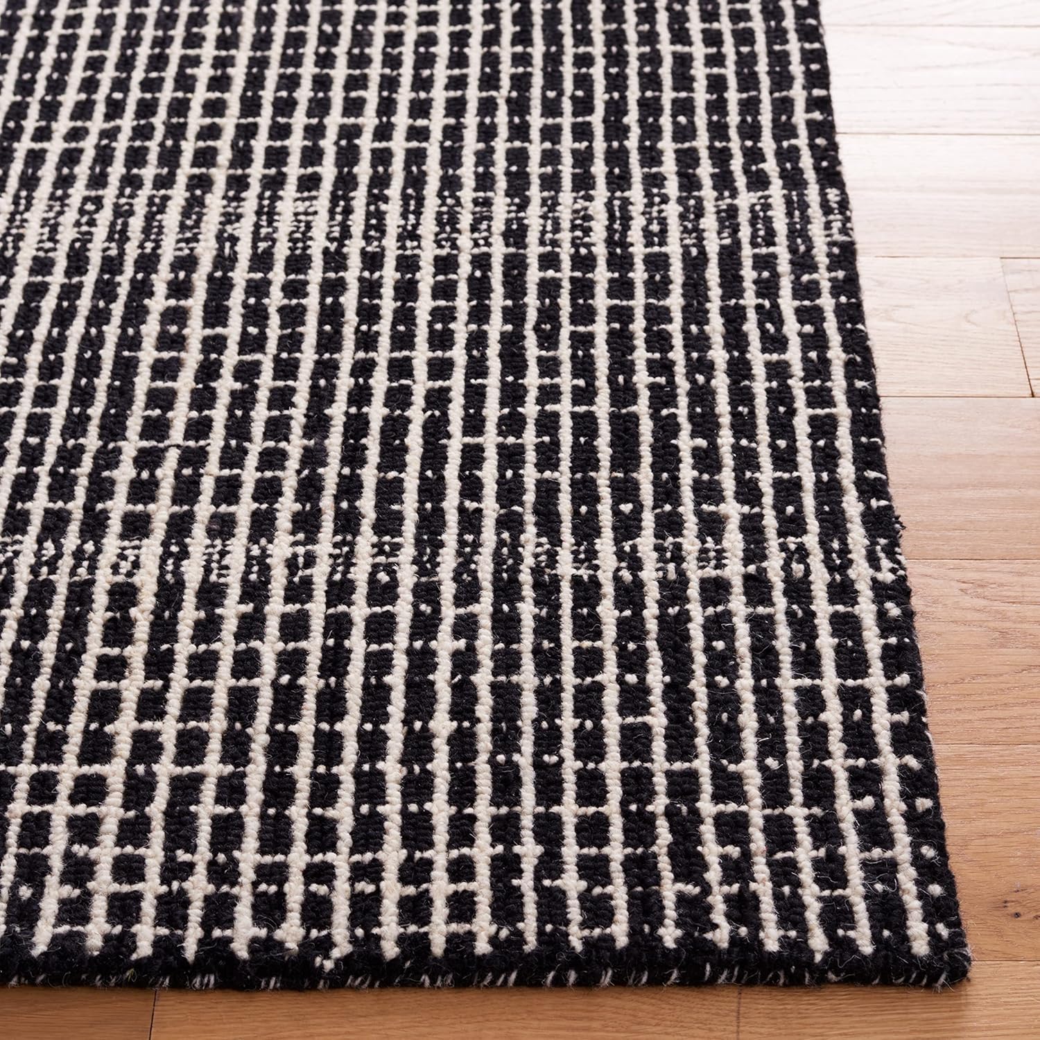 SAFAVIEH Abstract Collection Accent Rug - 4' x 6', Black & Ivory, Handmade Wool, Ideal for High Traffic Areas in Entryway, Living Room, Bedroom (ABT482Z)