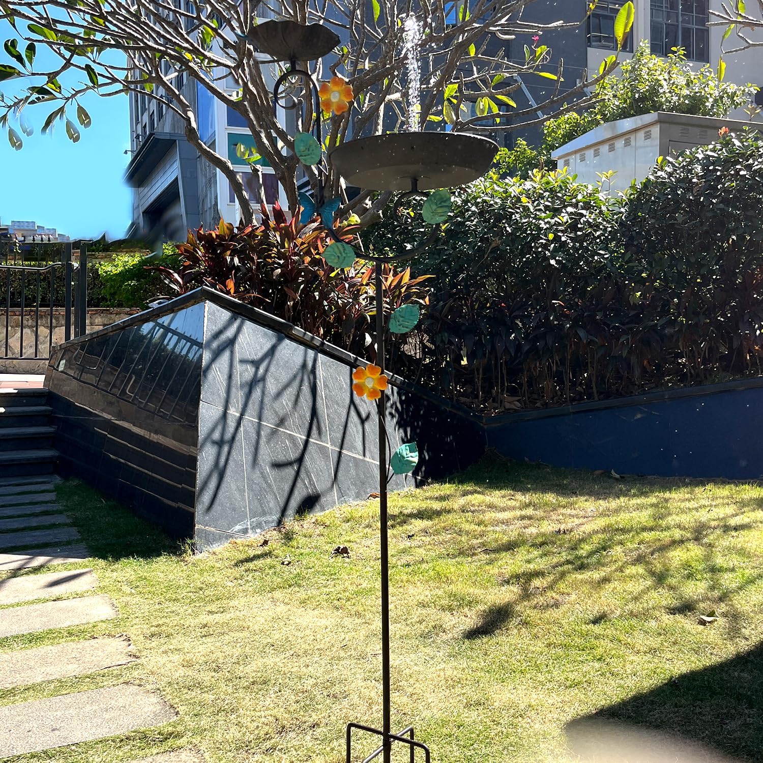 Freistehende Solar-Vogeltränke, 147,3 cm hoch, dekorative Vogeltränke und Futterstation, Vogeltränke für den Außenbereich mit Solarbrunnen, 5 Spikes, floraler Akzent, Vogeltränke für Garten,