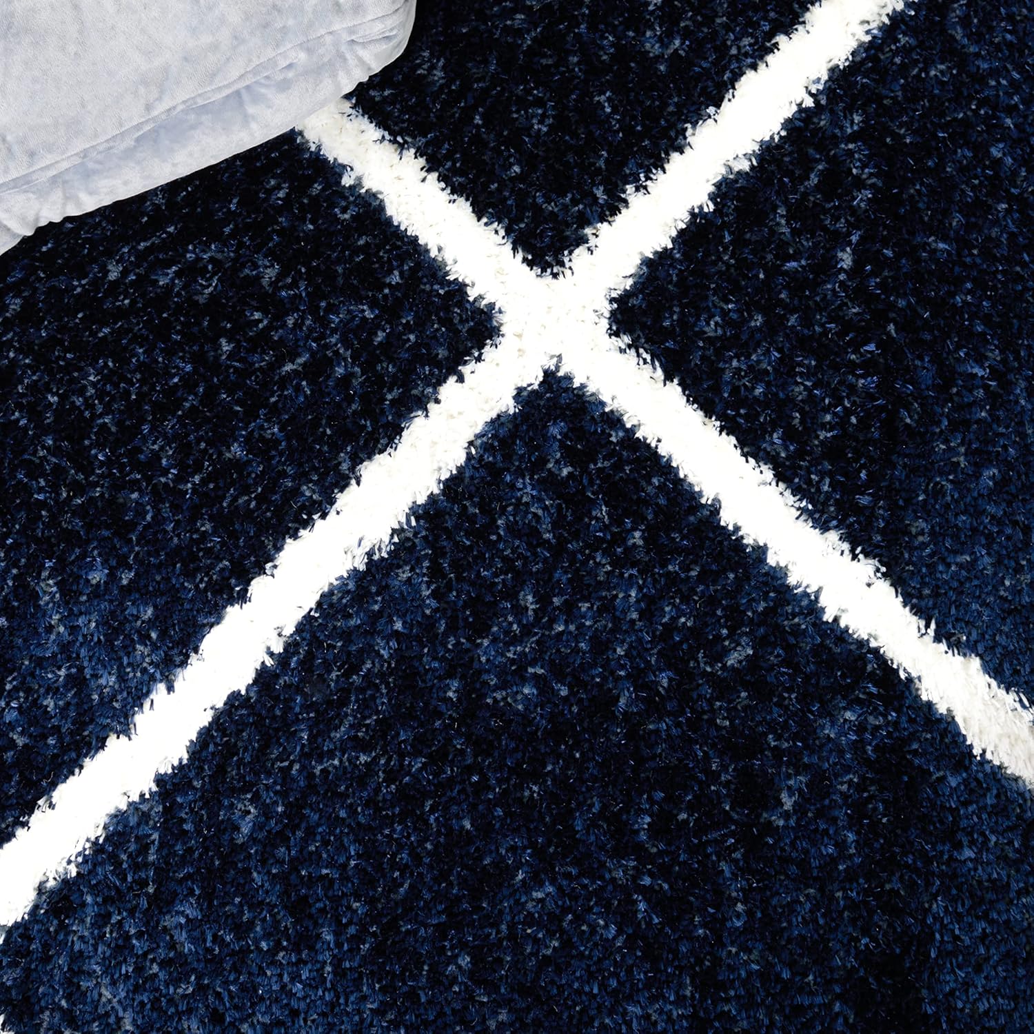 SAFAVIEH Area Rug 8x10 - Tahoe Shag Collection - Large - Navy & White, Trellis Pattern, Non-Shedding & Easy Cleaning, Plush Thick Pile, Ideal for Living Room, Bedroom, Dining Space (THO676N)