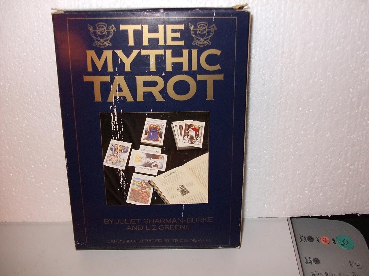 The Mythic Tarot A New Approach to the Tarot Cards Liz Greene, Juliet